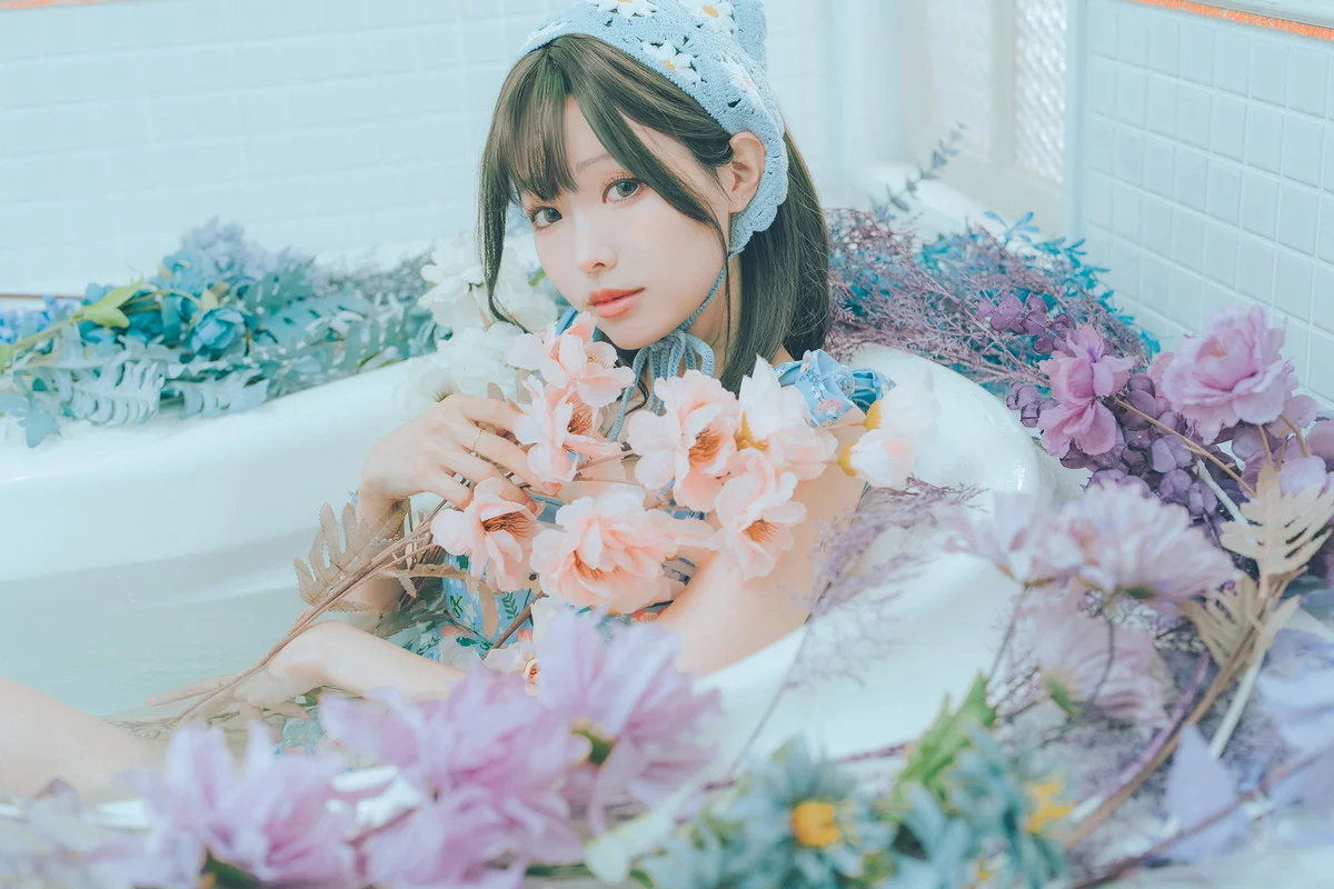 Coser妹子Ely_eee复古水蓝花主题泳池性感蓝色连体泳衣秀完美身材靓丽迷人写真38P