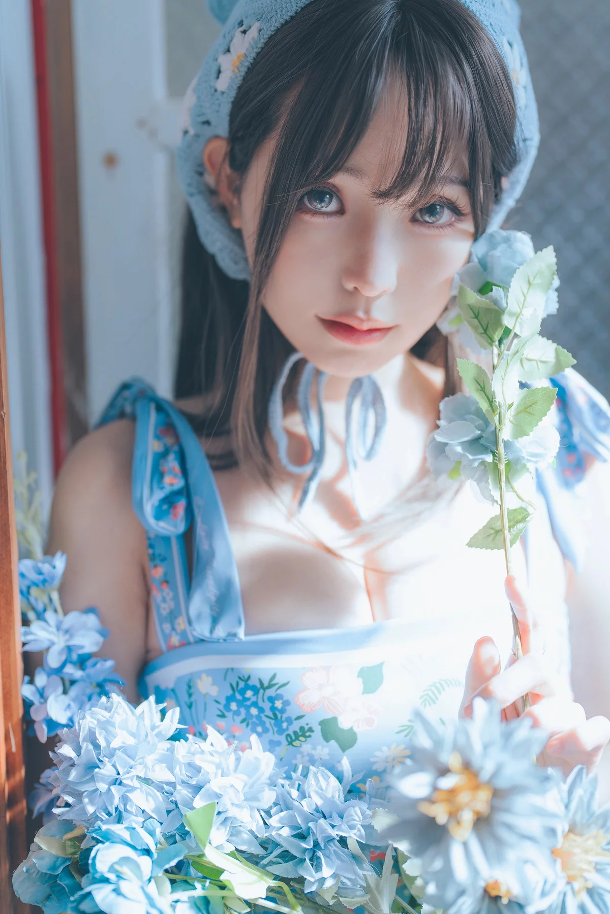 Coser妹子Ely_eee复古水蓝花主题泳池性感蓝色连体泳衣秀完美身材靓丽迷人写真38P