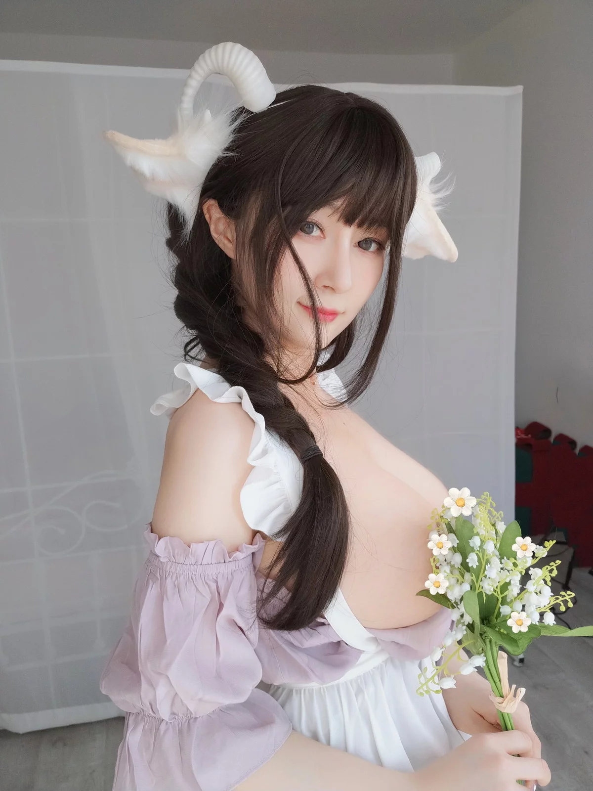 Coser小姐姐白银白丝兔耳女仆主题性感女仆装配白丝吊袜半撩秀翘臀诱惑写真162P