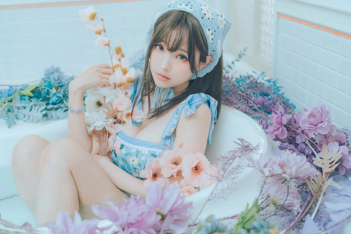 Coser妹子Ely_eee复古水蓝花主题泳池性感蓝色连体泳衣秀完美身材靓丽迷人写真38P