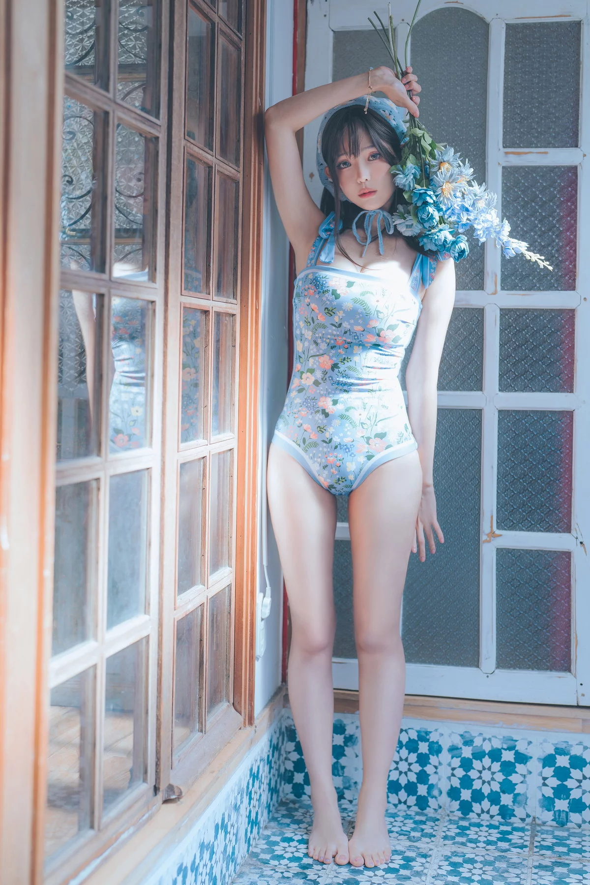 Coser妹子Ely_eee复古水蓝花主题泳池性感蓝色连体泳衣秀完美身材靓丽迷人写真38P