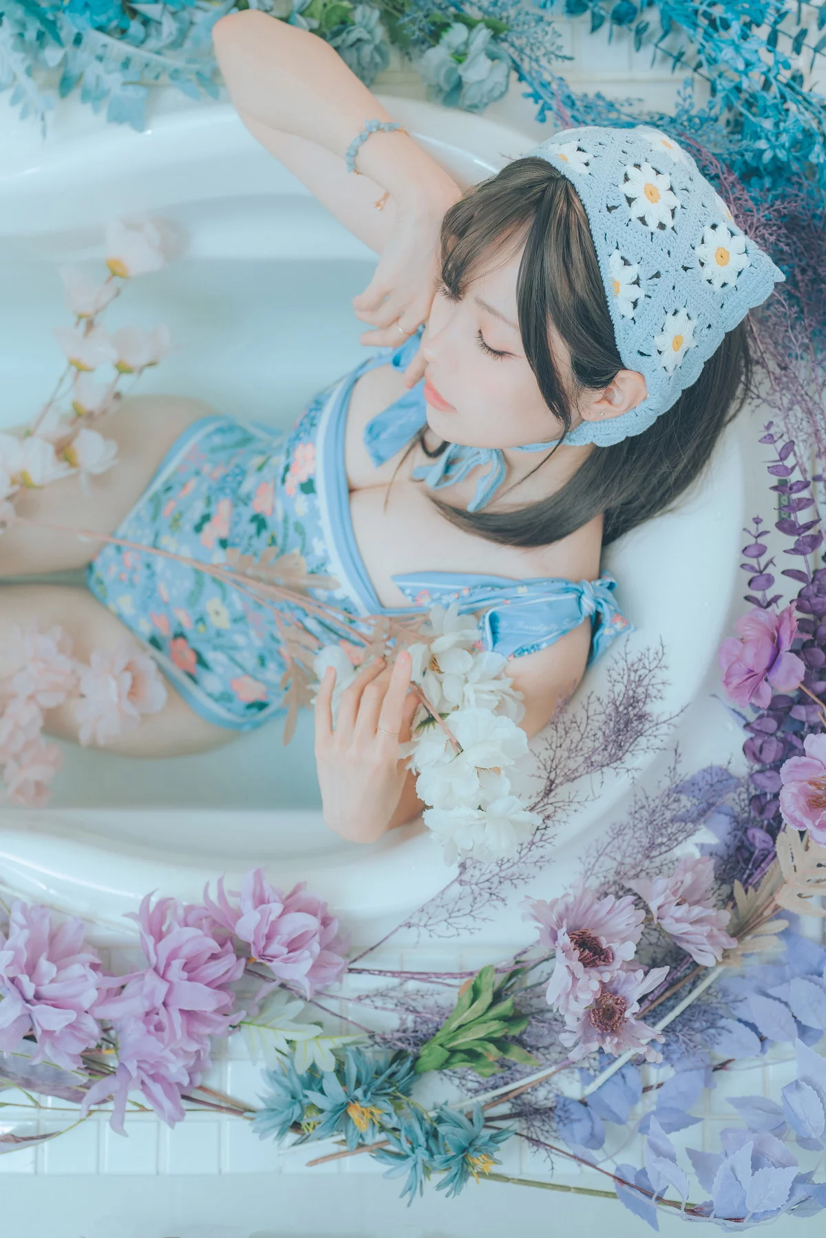 Coser妹子Ely_eee复古水蓝花主题泳池性感蓝色连体泳衣秀完美身材靓丽迷人写真38P