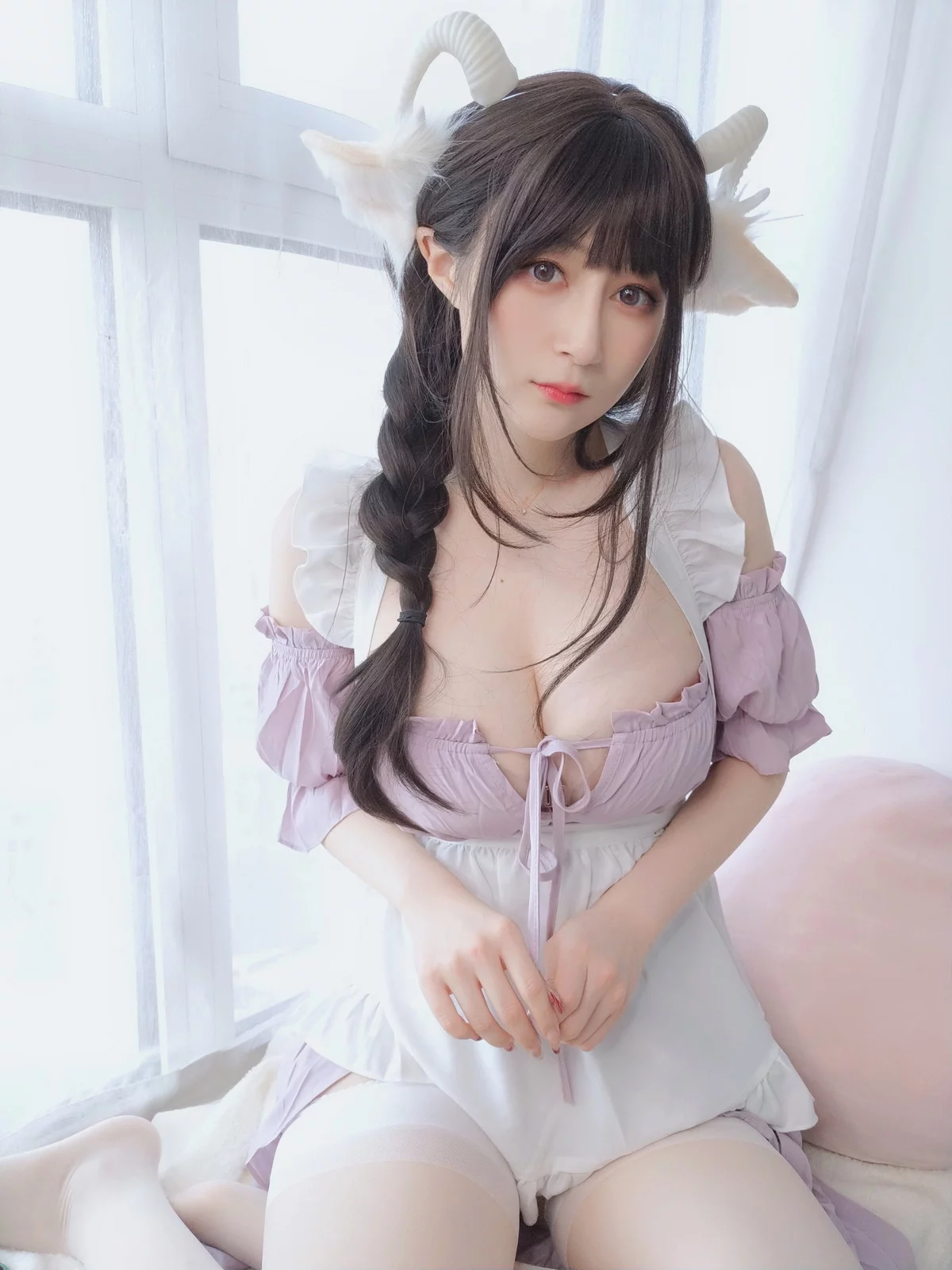 Coser小姐姐白银白丝兔耳女仆主题性感女仆装配白丝吊袜半撩秀翘臀诱惑写真162P