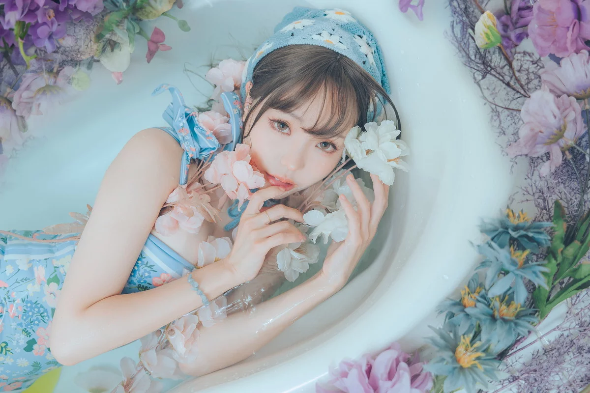 Coser妹子Ely_eee复古水蓝花主题泳池性感蓝色连体泳衣秀完美身材靓丽迷人写真38P