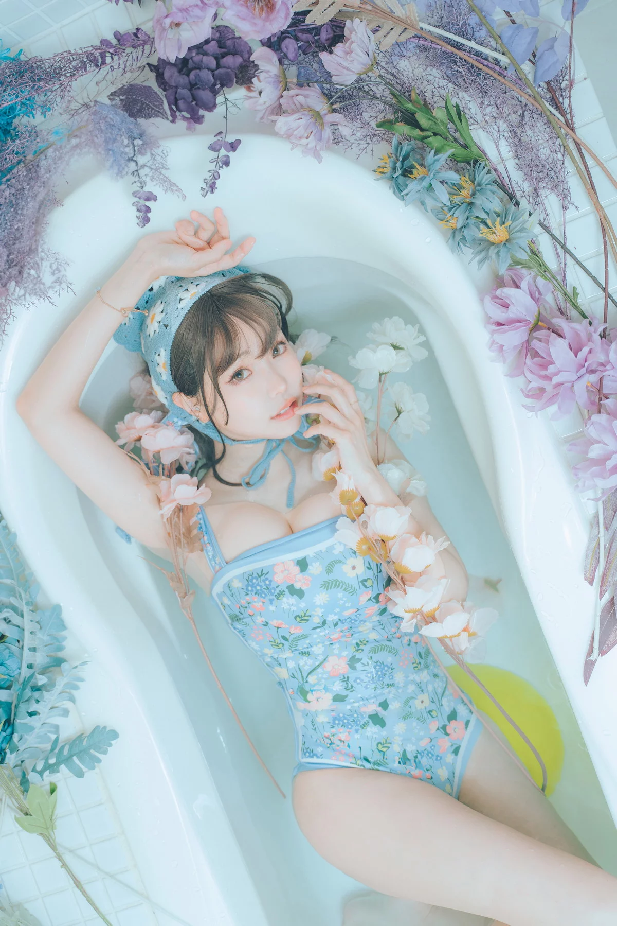 Coser妹子Ely_eee复古水蓝花主题泳池性感蓝色连体泳衣秀完美身材靓丽迷人写真38P