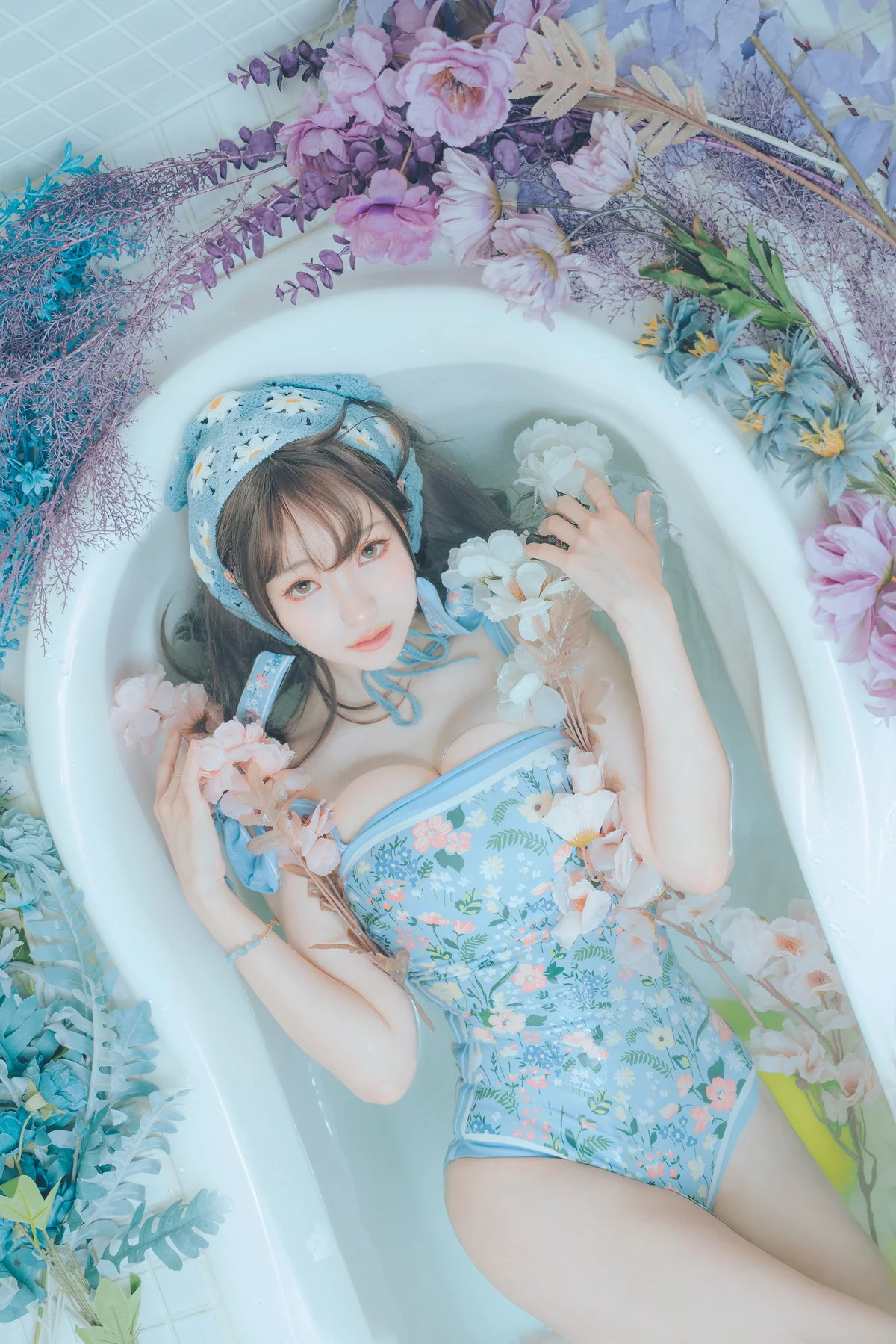 Coser妹子Ely_eee复古水蓝花主题泳池性感蓝色连体泳衣秀完美身材靓丽迷人写真38P