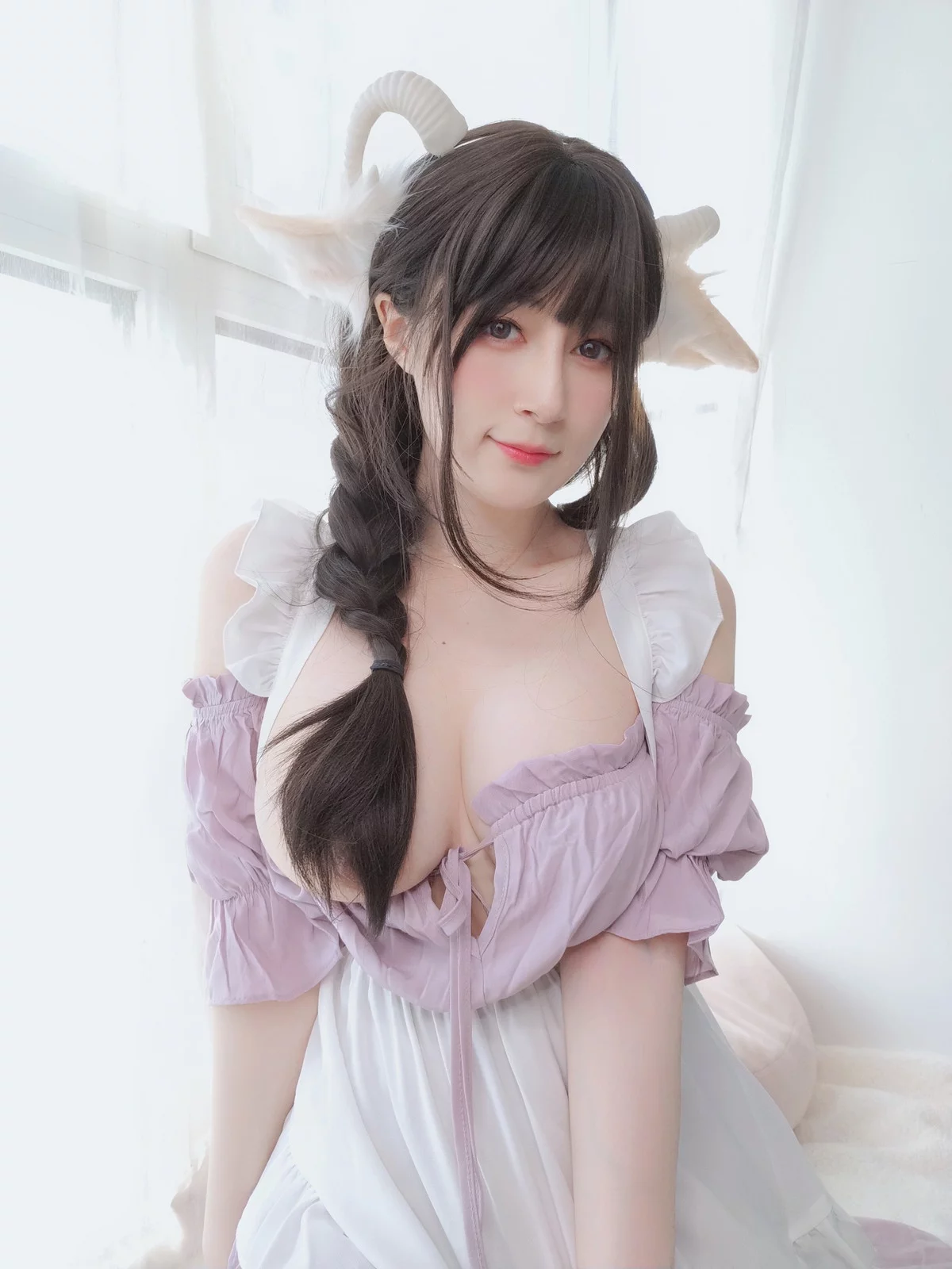 Coser小姐姐白银白丝兔耳女仆主题性感女仆装配白丝吊袜半撩秀翘臀诱惑写真162P