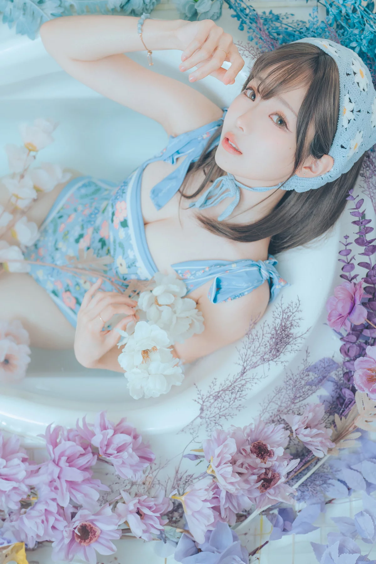 Coser妹子Ely_eee复古水蓝花主题泳池性感蓝色连体泳衣秀完美身材靓丽迷人写真38P