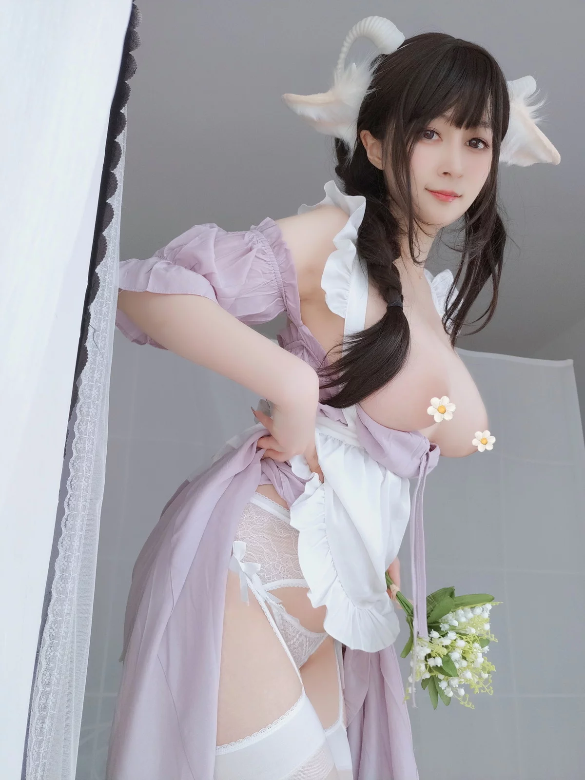 Coser小姐姐白银白丝兔耳女仆主题性感女仆装配白丝吊袜半撩秀翘臀诱惑写真162P