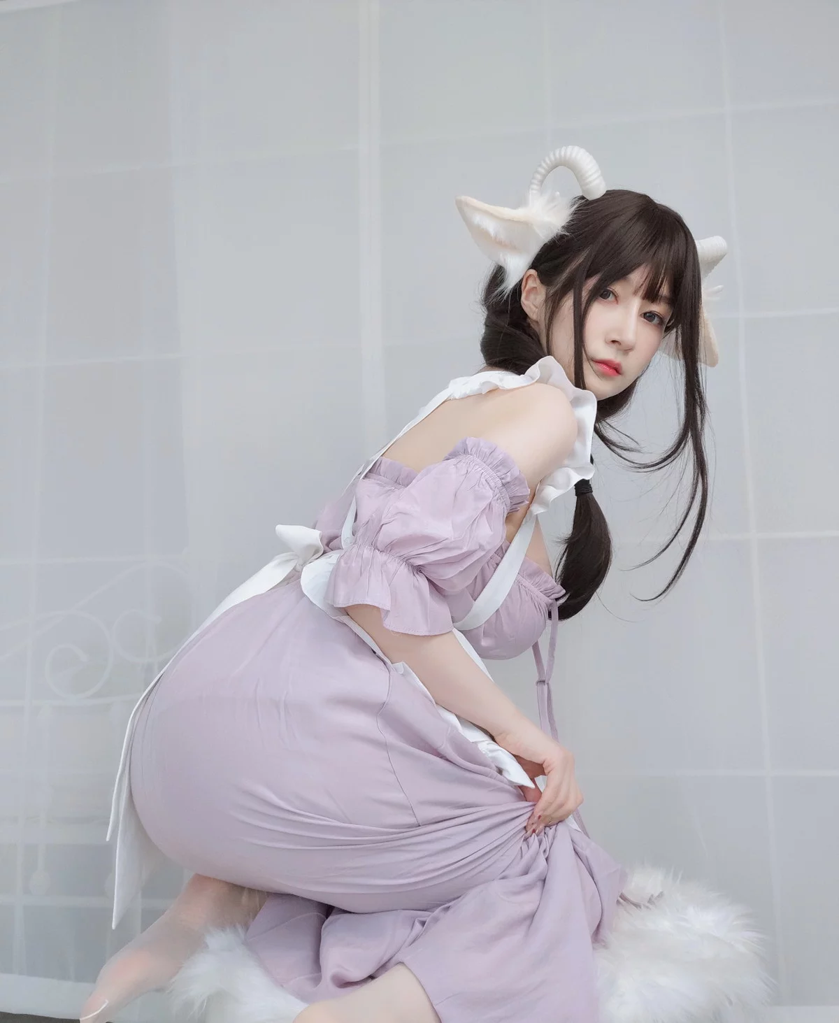 Coser小姐姐白银白丝兔耳女仆主题性感女仆装配白丝吊袜半撩秀翘臀诱惑写真162P