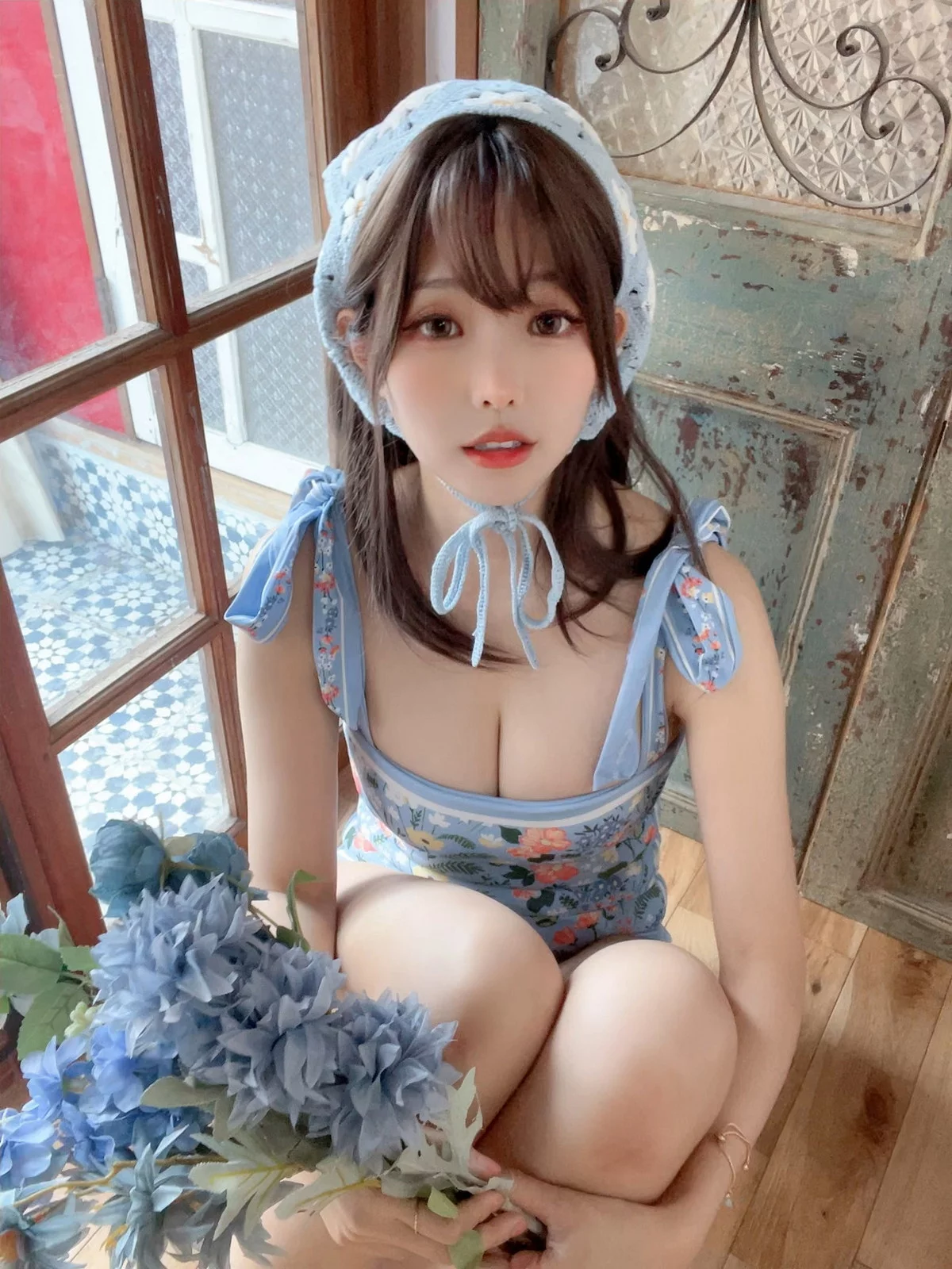 Coser妹子Ely_eee复古水蓝花主题泳池性感蓝色连体泳衣秀完美身材靓丽迷人写真38P