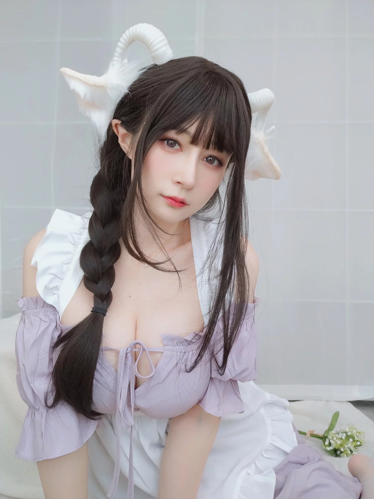 Coser小姐姐白银白丝兔耳女仆主题性感女仆装配白丝吊袜半撩秀翘臀诱惑写真162P