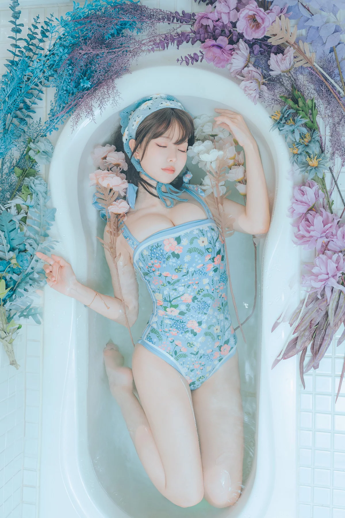 Coser妹子Ely_eee复古水蓝花主题泳池性感蓝色连体泳衣秀完美身材靓丽迷人写真38P