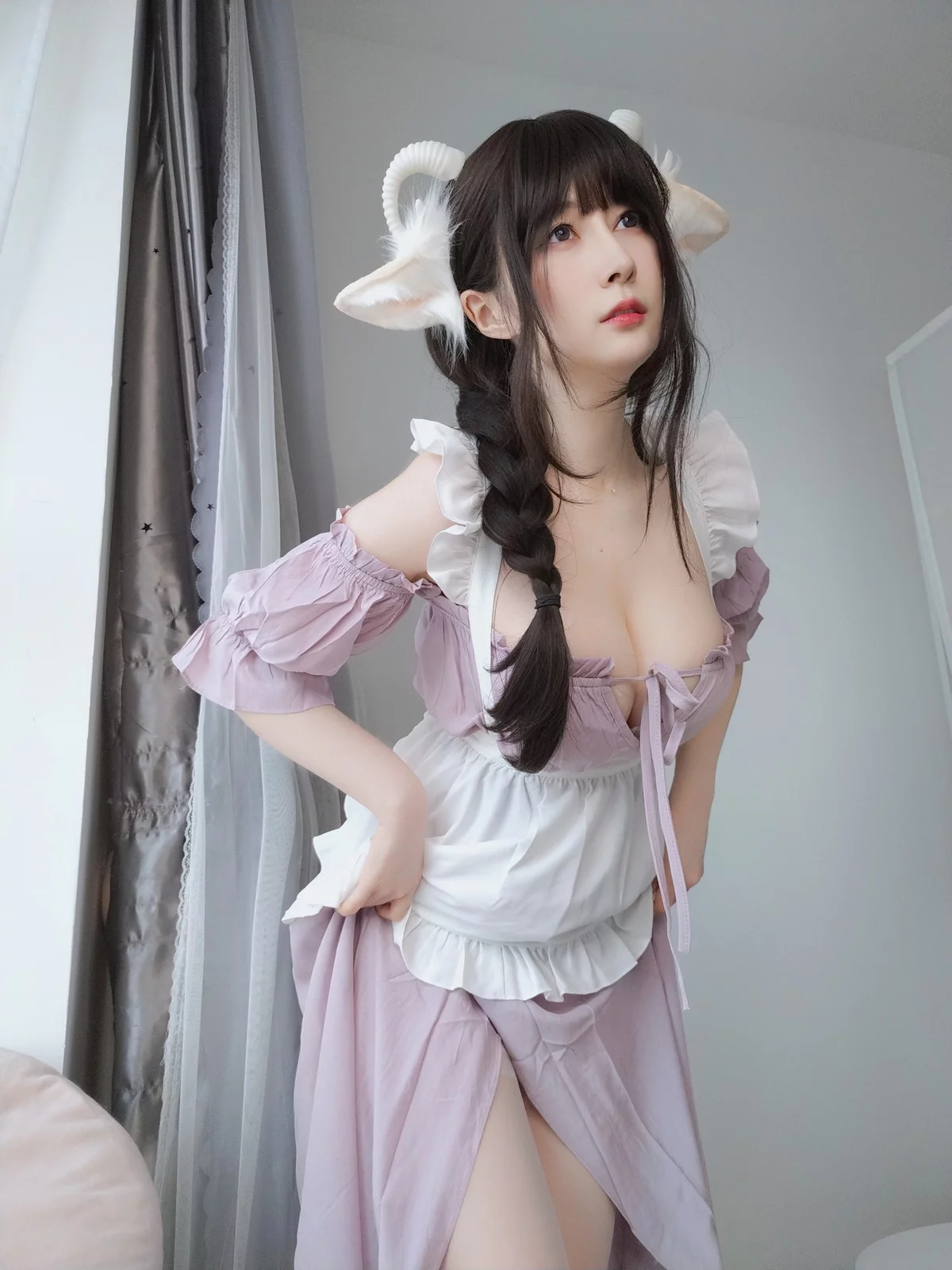 Coser小姐姐白银白丝兔耳女仆主题性感女仆装配白丝吊袜半撩秀翘臀诱惑写真162P