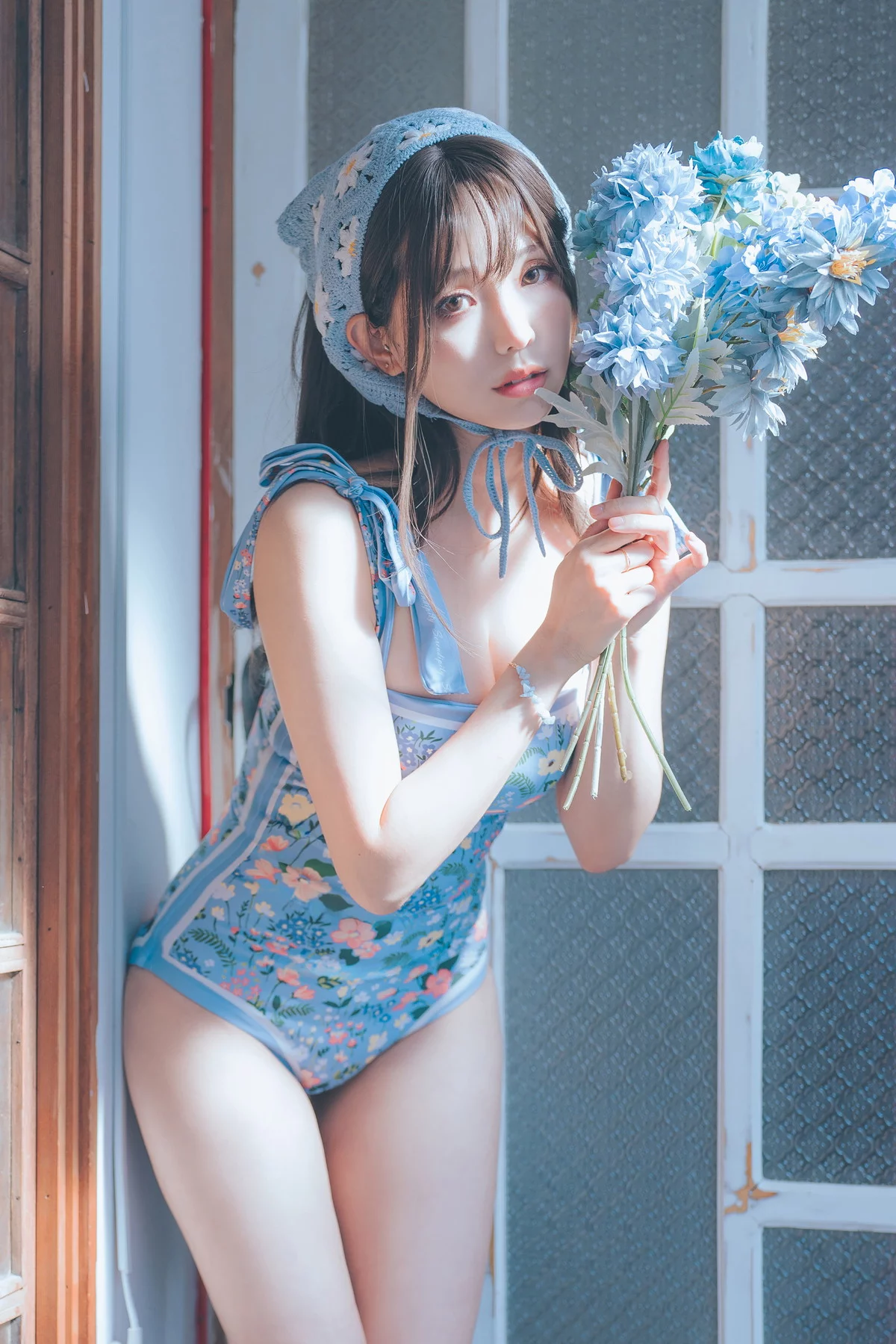Coser妹子Ely_eee复古水蓝花主题泳池性感蓝色连体泳衣秀完美身材靓丽迷人写真38P