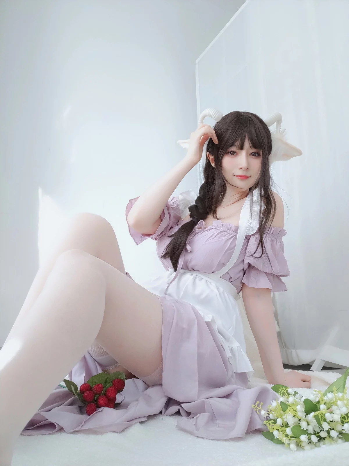 Coser小姐姐白银白丝兔耳女仆主题性感女仆装配白丝吊袜半撩秀翘臀诱惑写真162P