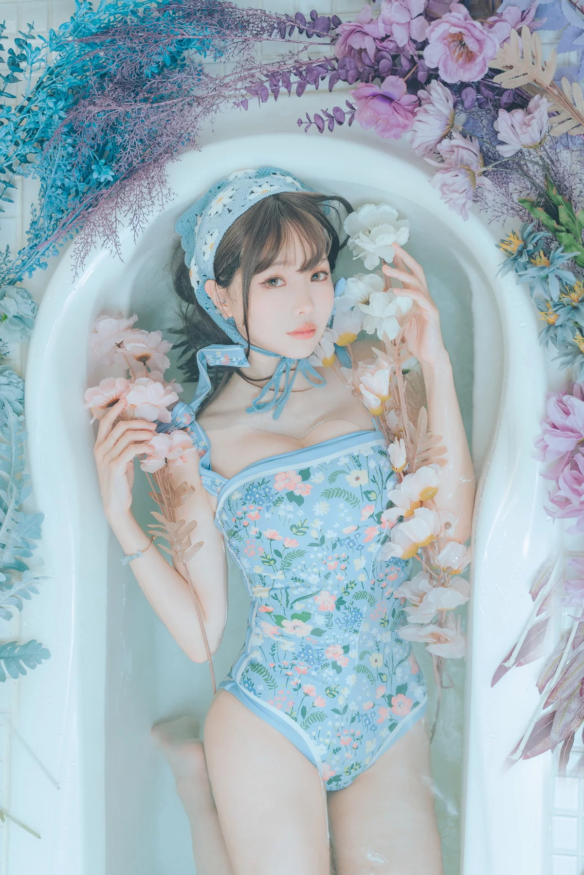 Coser妹子Ely_eee复古水蓝花主题泳池性感蓝色连体泳衣秀完美身材靓丽迷人写真38P