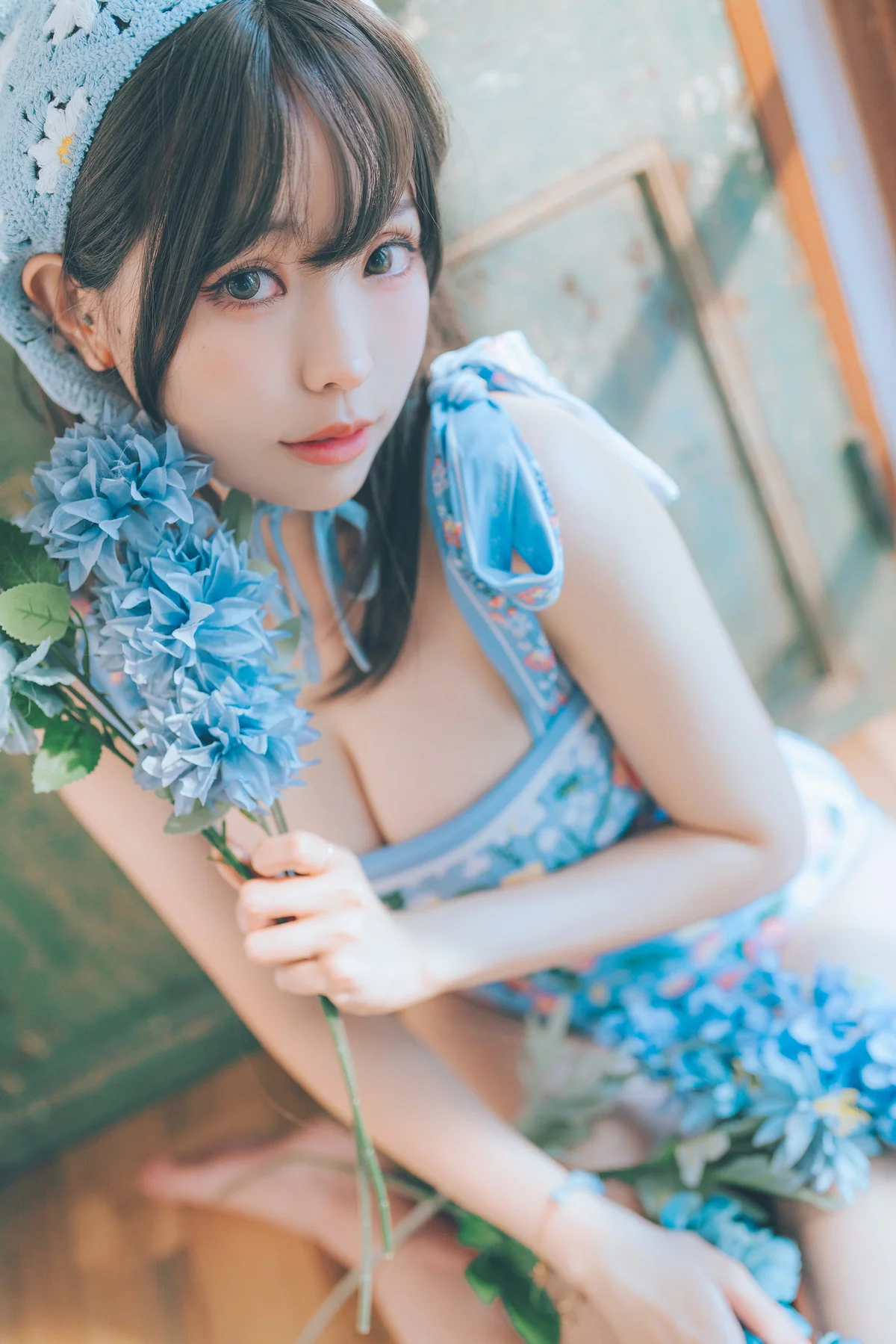 Coser妹子Ely_eee复古水蓝花主题泳池性感蓝色连体泳衣秀完美身材靓丽迷人写真38P