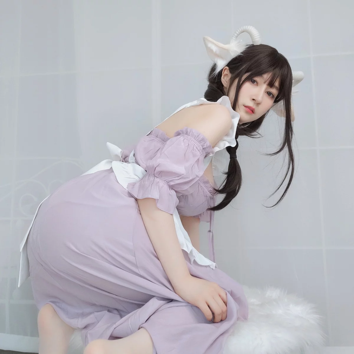 Coser小姐姐白银白丝兔耳女仆主题性感女仆装配白丝吊袜半撩秀翘臀诱惑写真162P