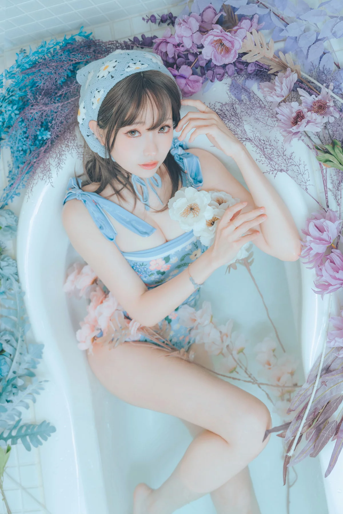 Coser妹子Ely_eee复古水蓝花主题泳池性感蓝色连体泳衣秀完美身材靓丽迷人写真38P