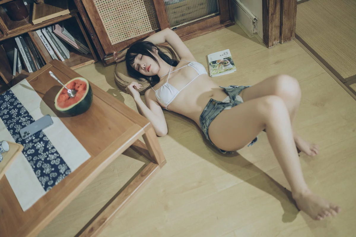 人气Coser二佐Nisa夏日甜蜜主题性感白色内衣配超短牛仔裤秀完美身材诱惑写真50P
