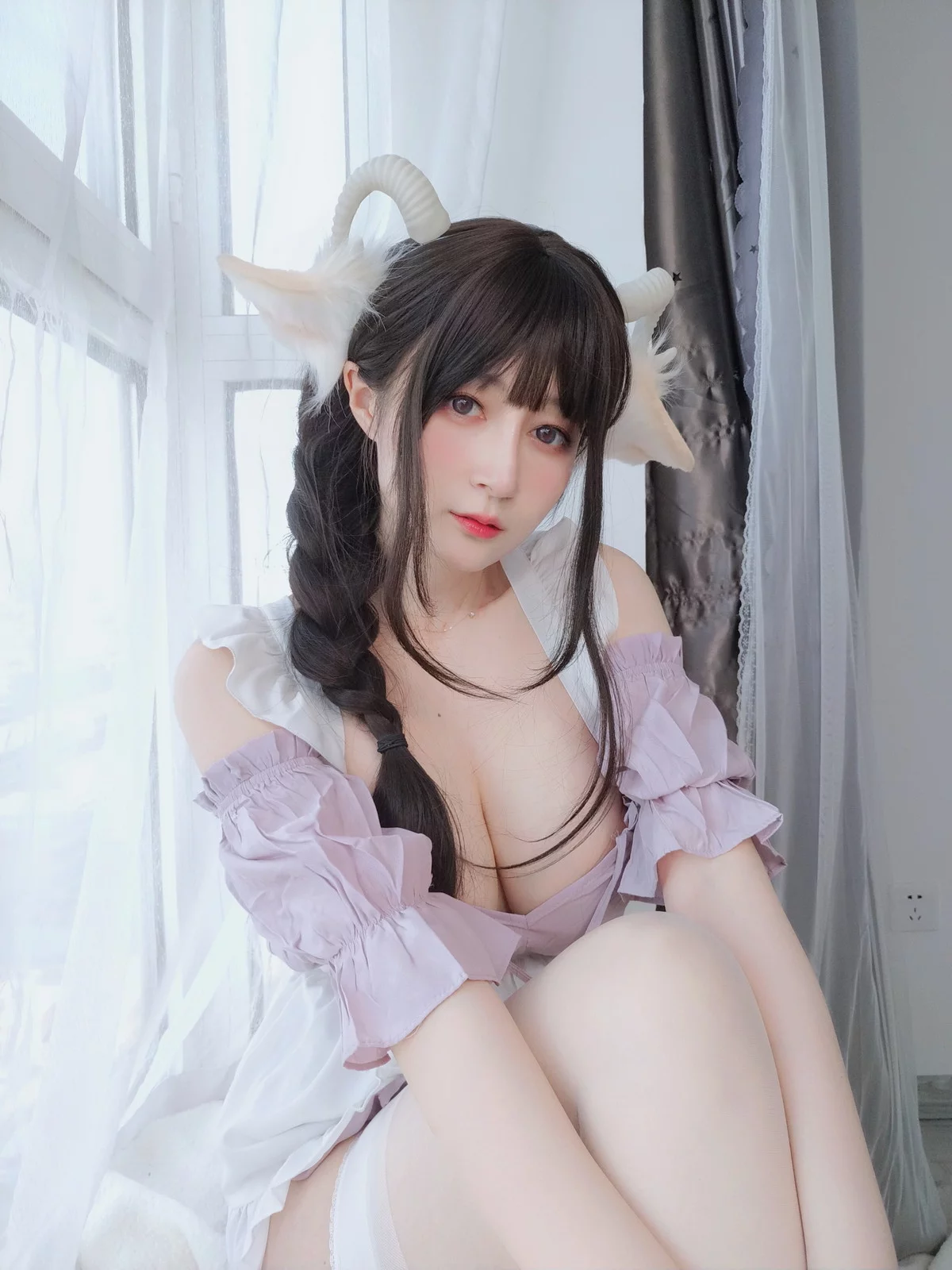 Coser小姐姐白银白丝兔耳女仆主题性感女仆装配白丝吊袜半撩秀翘臀诱惑写真162P
