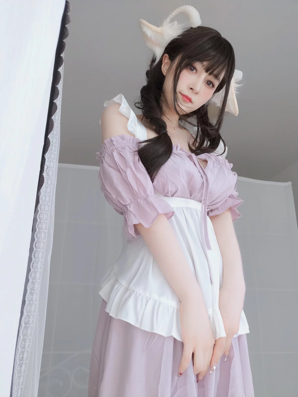 Coser小姐姐白银白丝兔耳女仆主题性感女仆装配白丝吊袜半撩秀翘臀诱惑写真162P