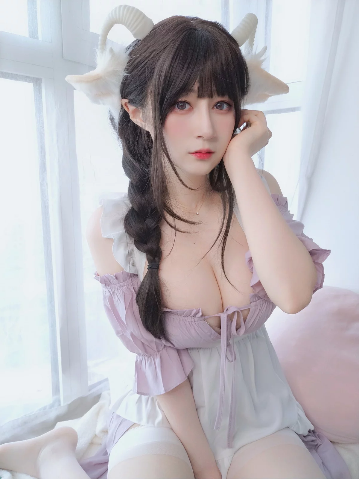 Coser小姐姐白银白丝兔耳女仆主题性感女仆装配白丝吊袜半撩秀翘臀诱惑写真162P