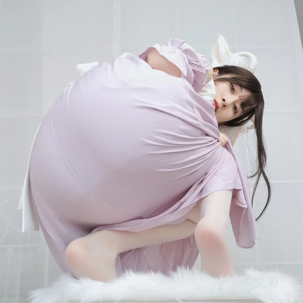 Coser小姐姐白银白丝兔耳女仆主题性感女仆装配白丝吊袜半撩秀翘臀诱惑写真162P