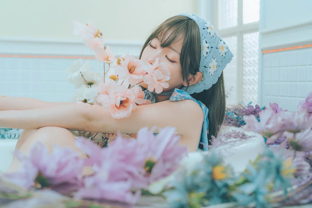 Coser妹子Ely_eee复古水蓝花主题泳池性感蓝色连体泳衣秀完美身材靓丽迷人写真38P