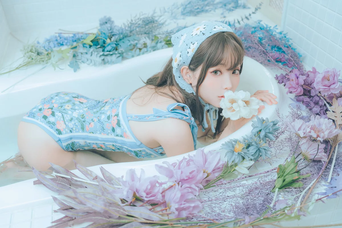Coser妹子Ely_eee复古水蓝花主题泳池性感蓝色连体泳衣秀完美身材靓丽迷人写真38P