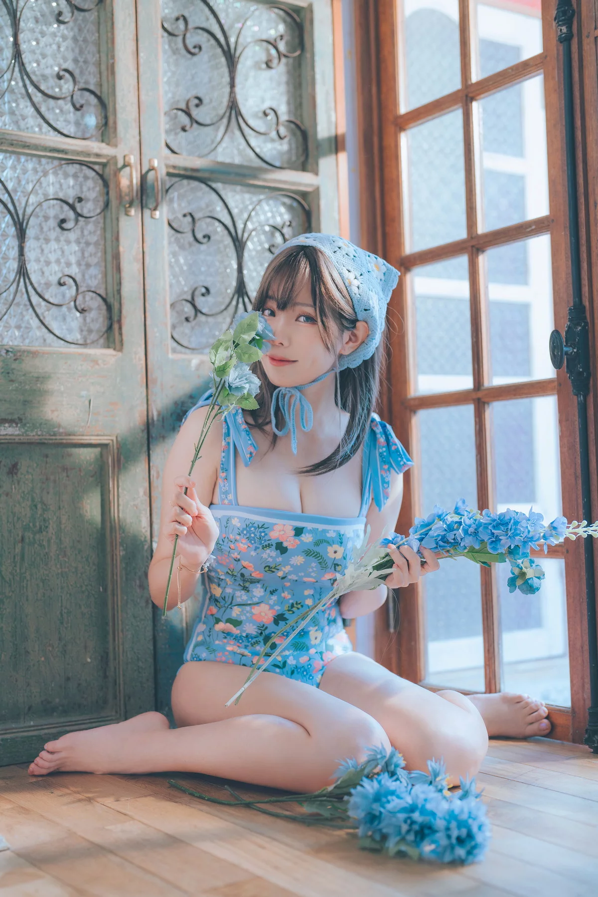 Coser妹子Ely_eee复古水蓝花主题泳池性感蓝色连体泳衣秀完美身材靓丽迷人写真38P