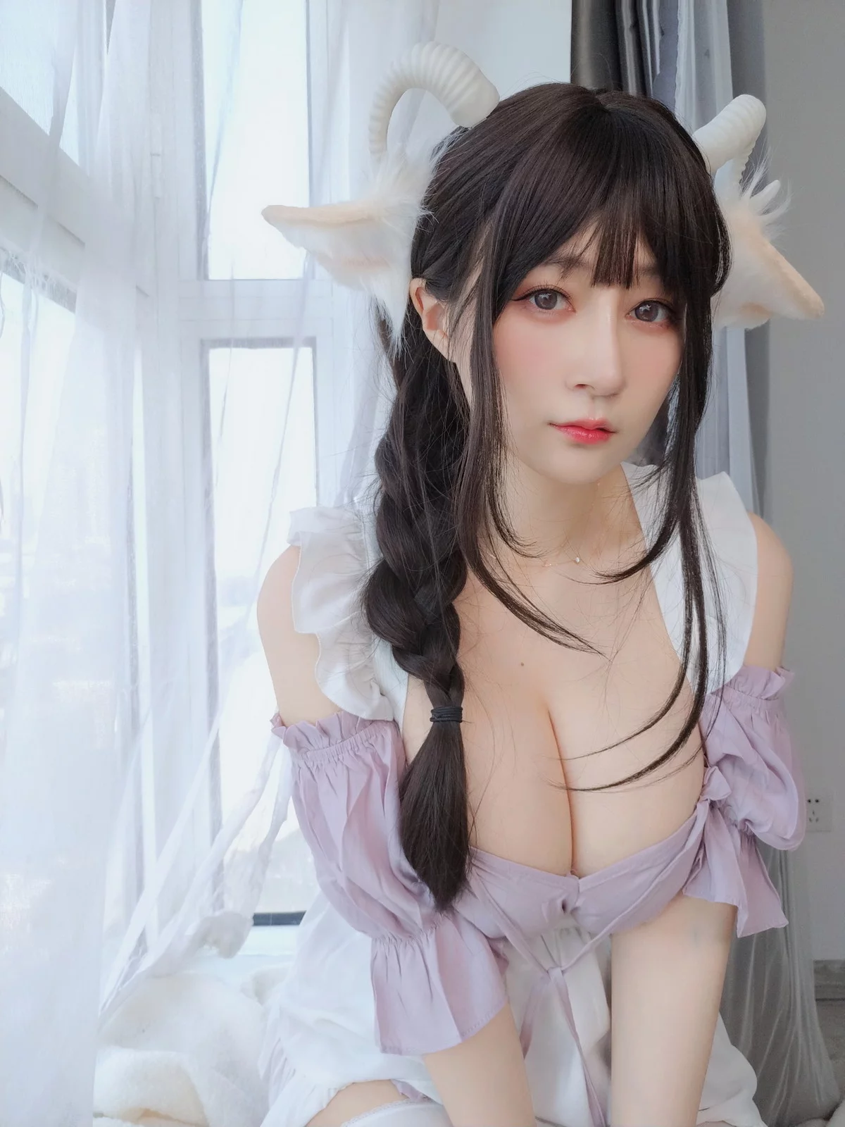 Coser小姐姐白银白丝兔耳女仆主题性感女仆装配白丝吊袜半撩秀翘臀诱惑写真162P