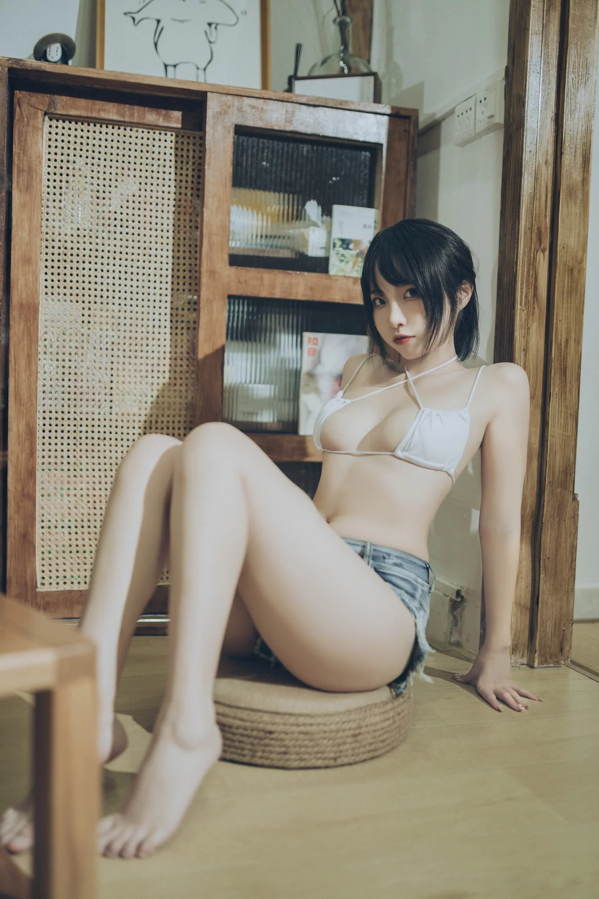 人气Coser二佐Nisa夏日甜蜜主题性感白色内衣配超短牛仔裤秀完美身材诱惑写真50P
