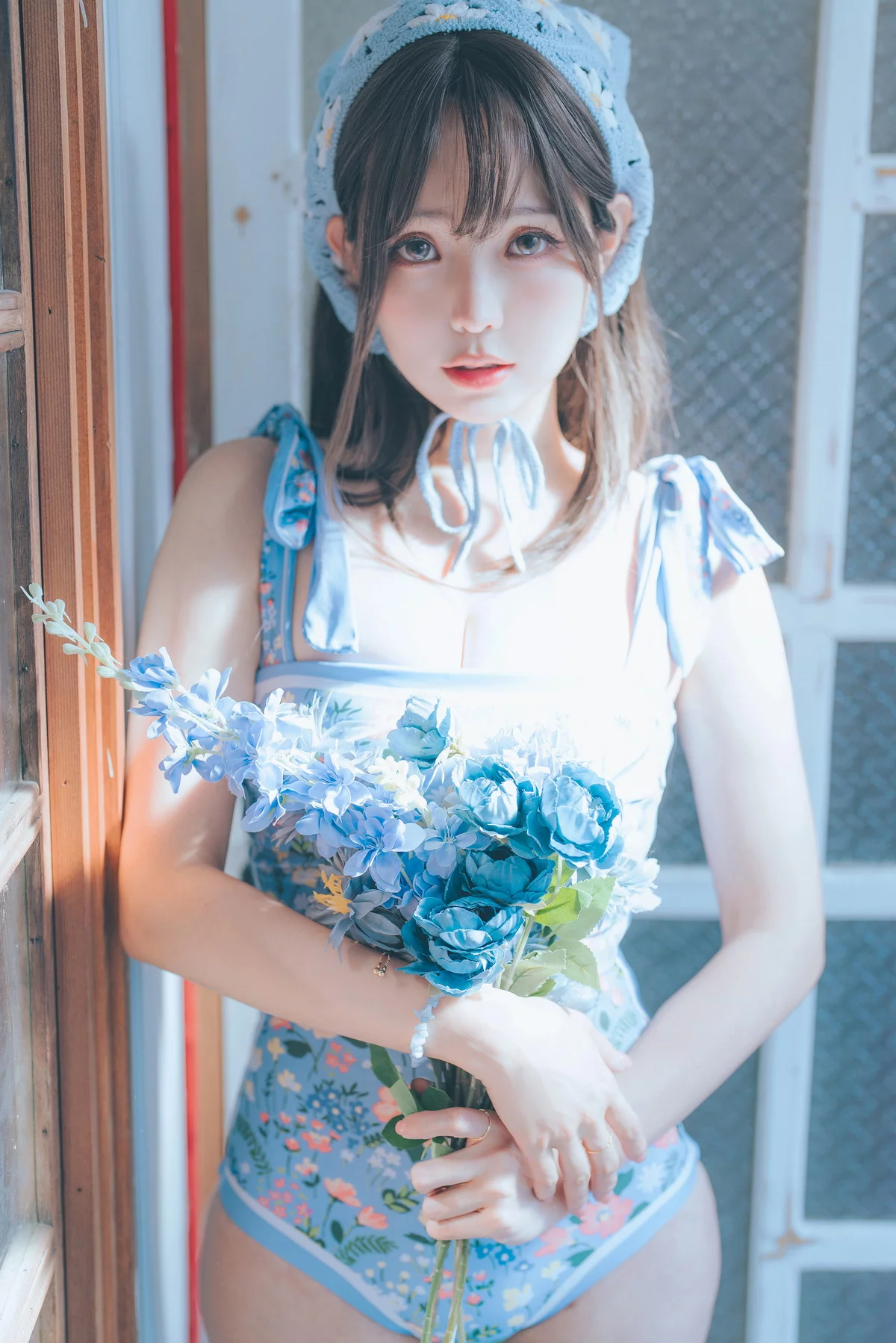 Coser妹子Ely_eee复古水蓝花主题泳池性感蓝色连体泳衣秀完美身材靓丽迷人写真38P
