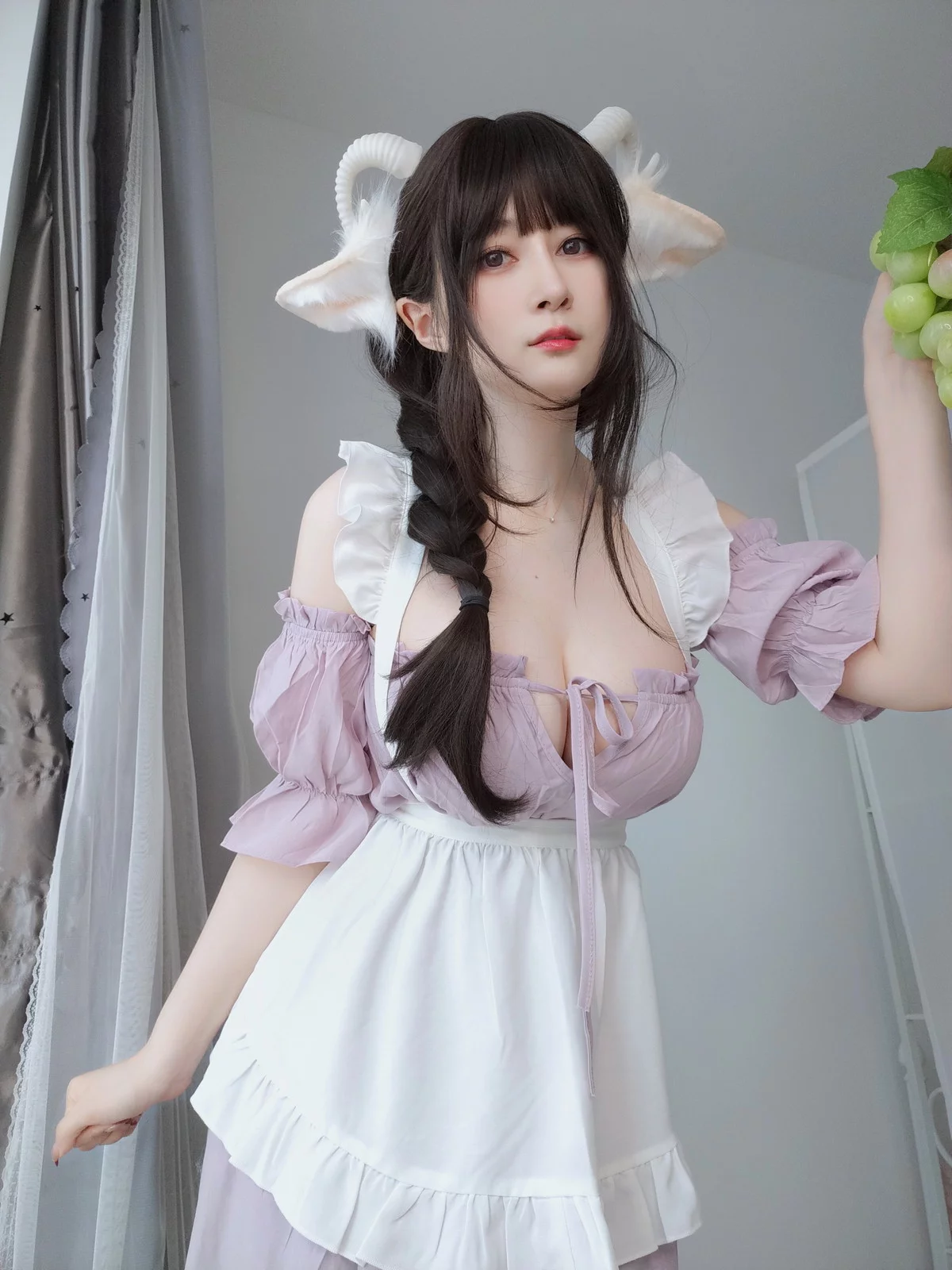 Coser小姐姐白银白丝兔耳女仆主题性感女仆装配白丝吊袜半撩秀翘臀诱惑写真162P