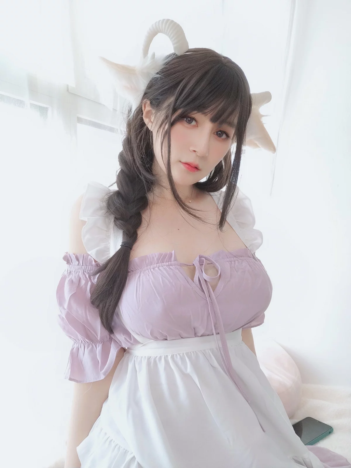 Coser小姐姐白银白丝兔耳女仆主题性感女仆装配白丝吊袜半撩秀翘臀诱惑写真162P