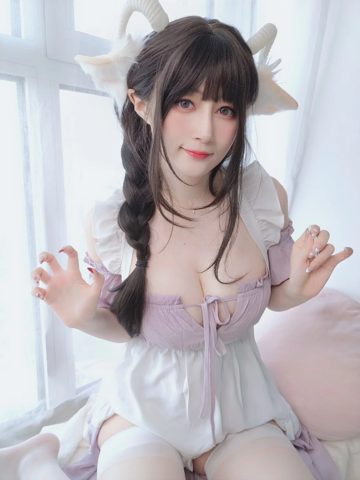 Coser小姐姐白银白丝兔耳女仆主题性感女仆装配白丝吊袜半撩秀翘臀诱惑写真162P