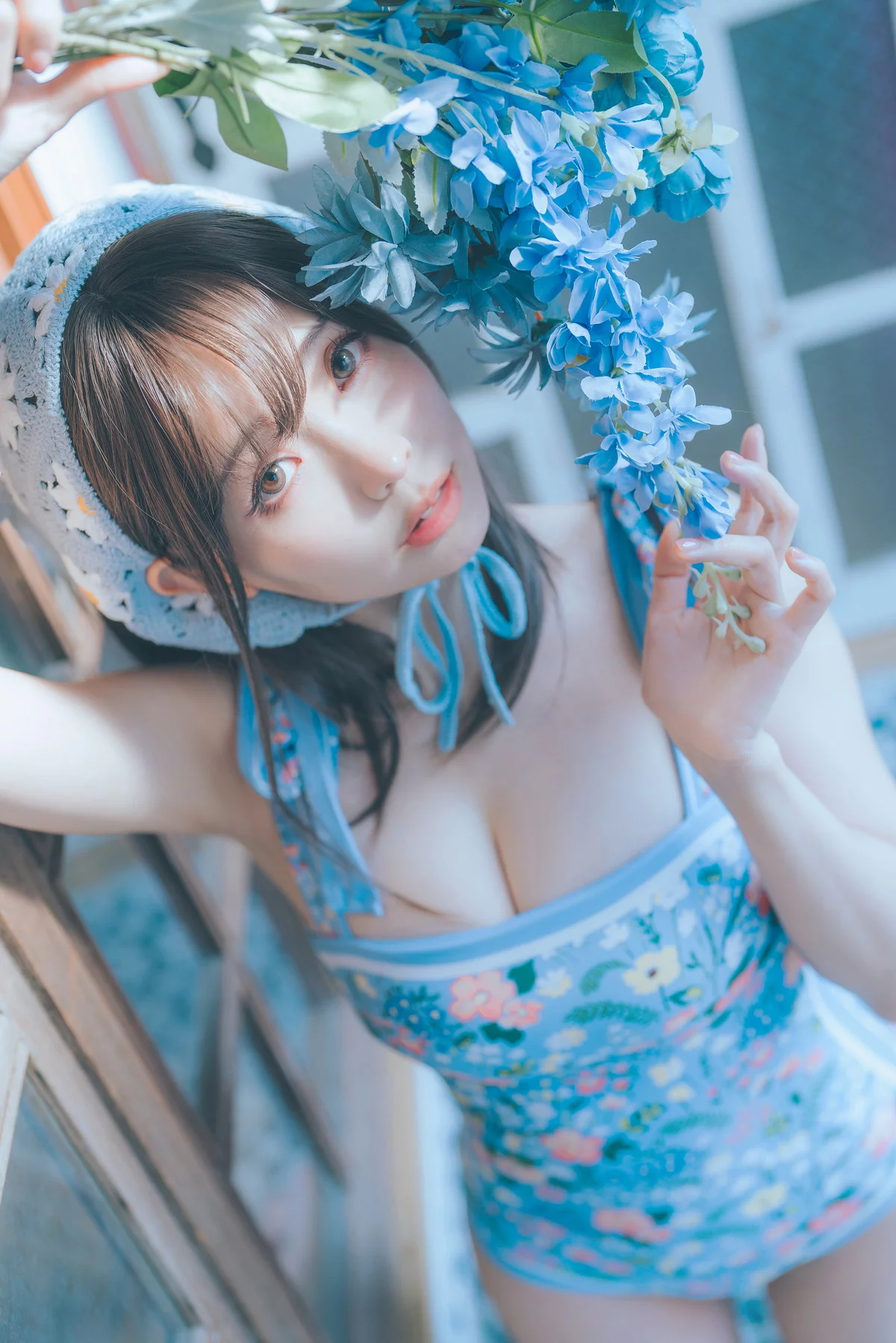Coser妹子Ely_eee复古水蓝花主题泳池性感蓝色连体泳衣秀完美身材靓丽迷人写真38P