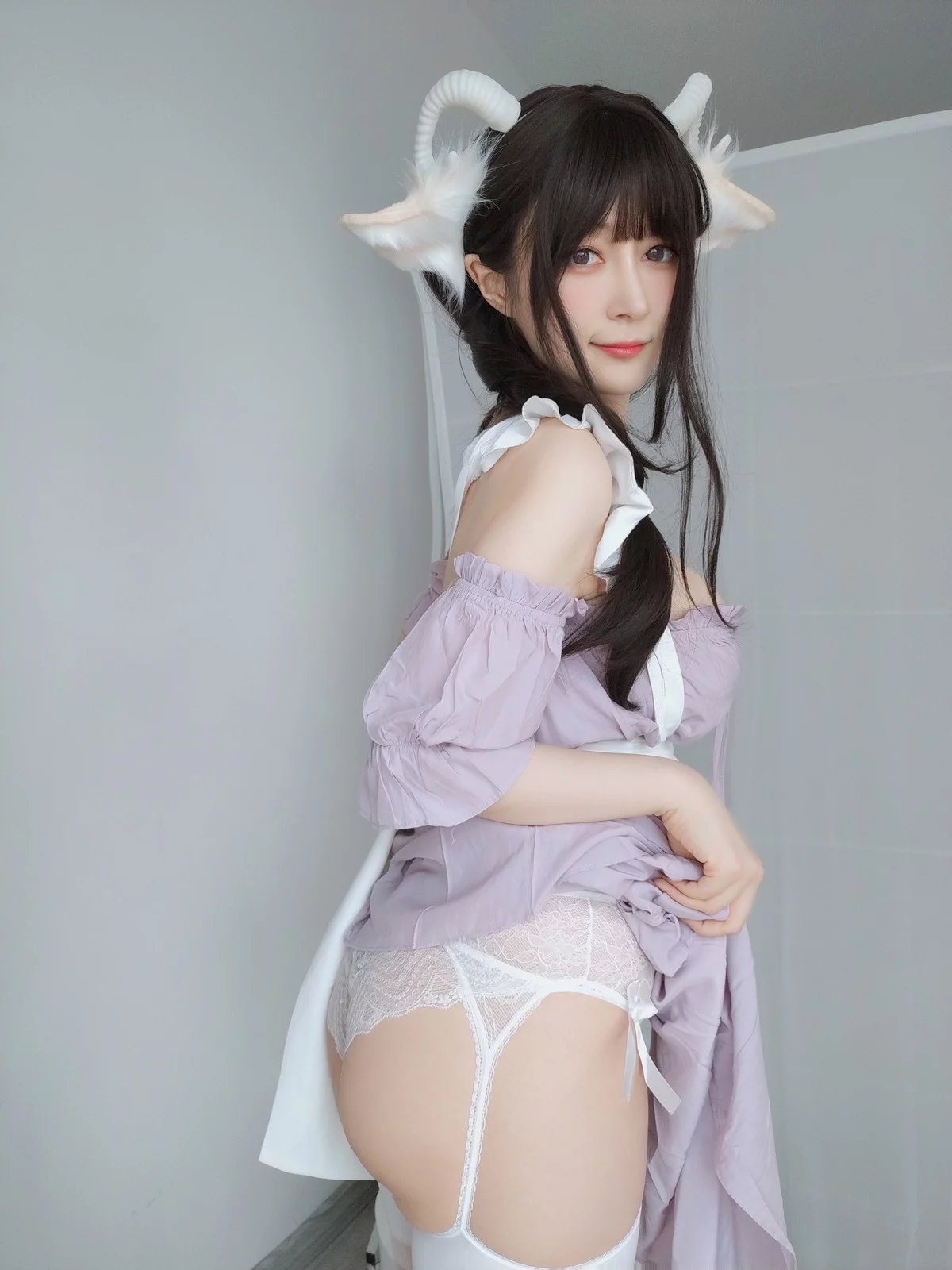 Coser小姐姐白银白丝兔耳女仆主题性感女仆装配白丝吊袜半撩秀翘臀诱惑写真162P