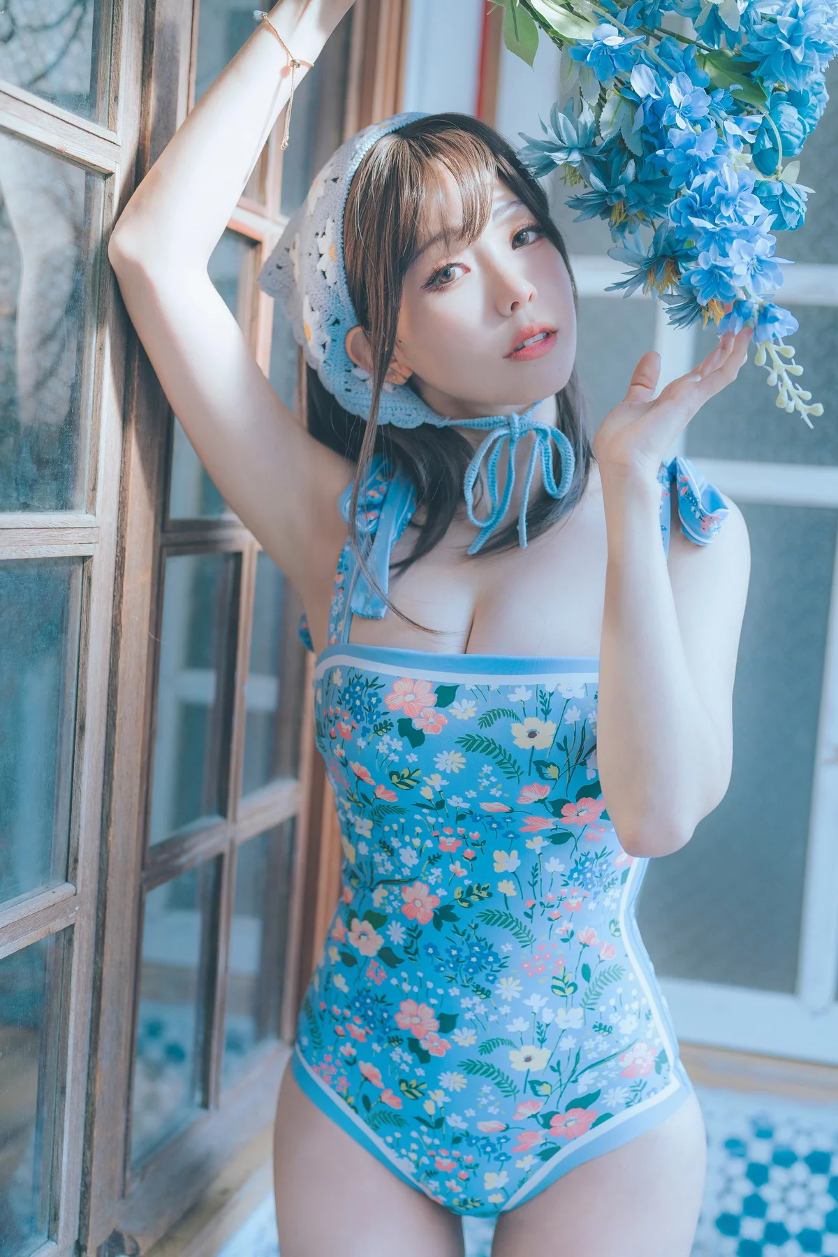 Coser妹子Ely_eee复古水蓝花主题泳池性感蓝色连体泳衣秀完美身材靓丽迷人写真38P