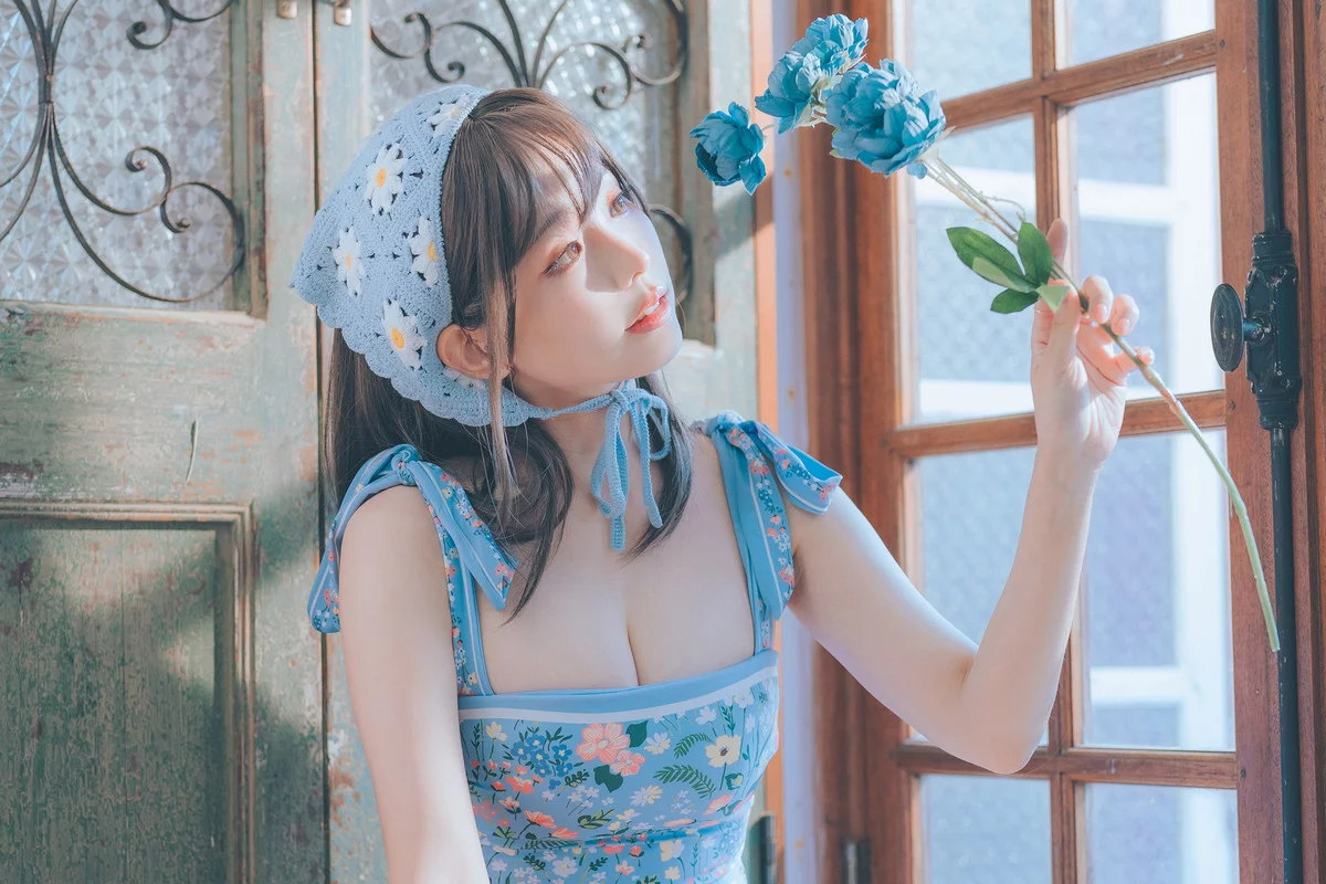 Coser妹子Ely_eee复古水蓝花主题泳池性感蓝色连体泳衣秀完美身材靓丽迷人写真38P