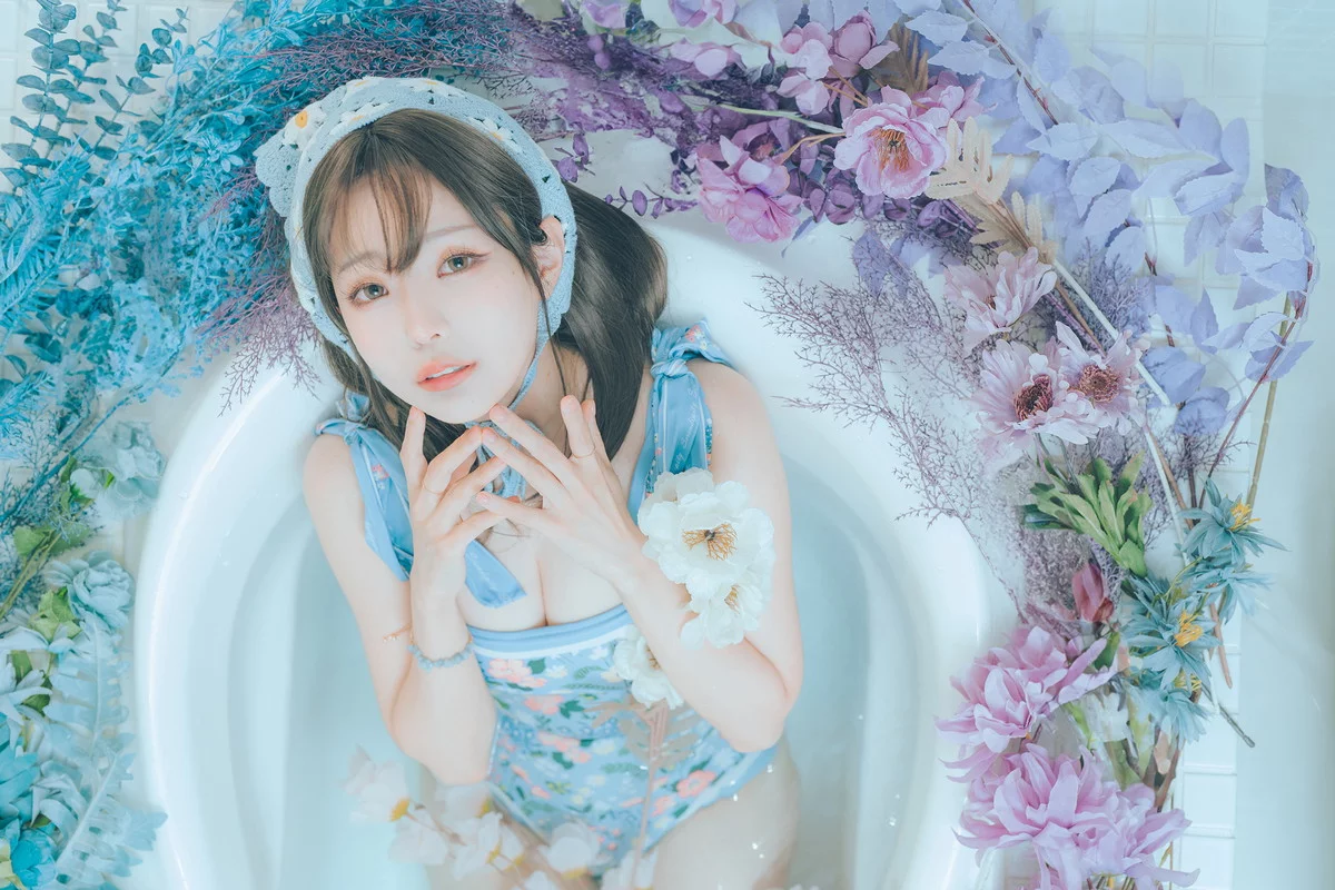 Coser妹子Ely_eee复古水蓝花主题泳池性感蓝色连体泳衣秀完美身材靓丽迷人写真38P