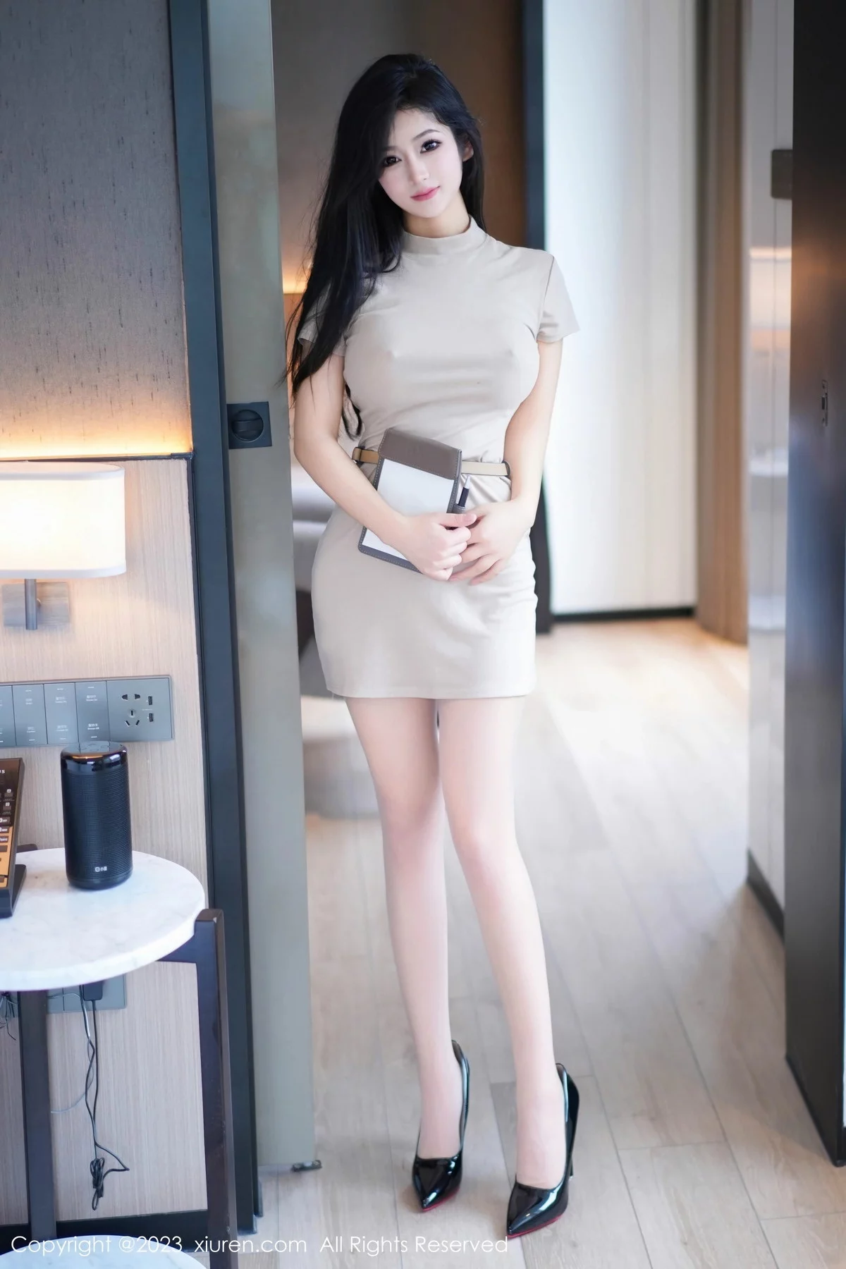 XiuRen第7572期_模特谭小灵性感杏色连衣短裙配超薄无内肉丝秀惹火身材诱惑写真81P