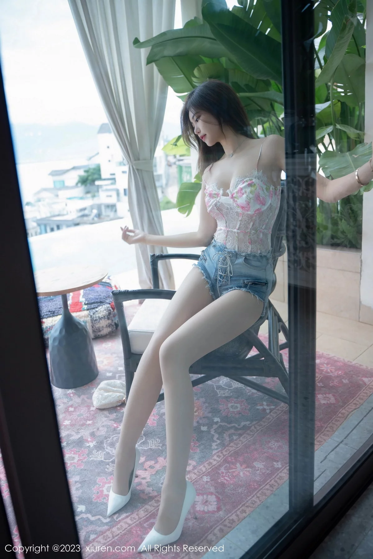 XiuRen第7573期_女神绮里嘉ula脱性感超短牛仔裤露超薄肉丝秀曼妙身姿诱惑写真86P