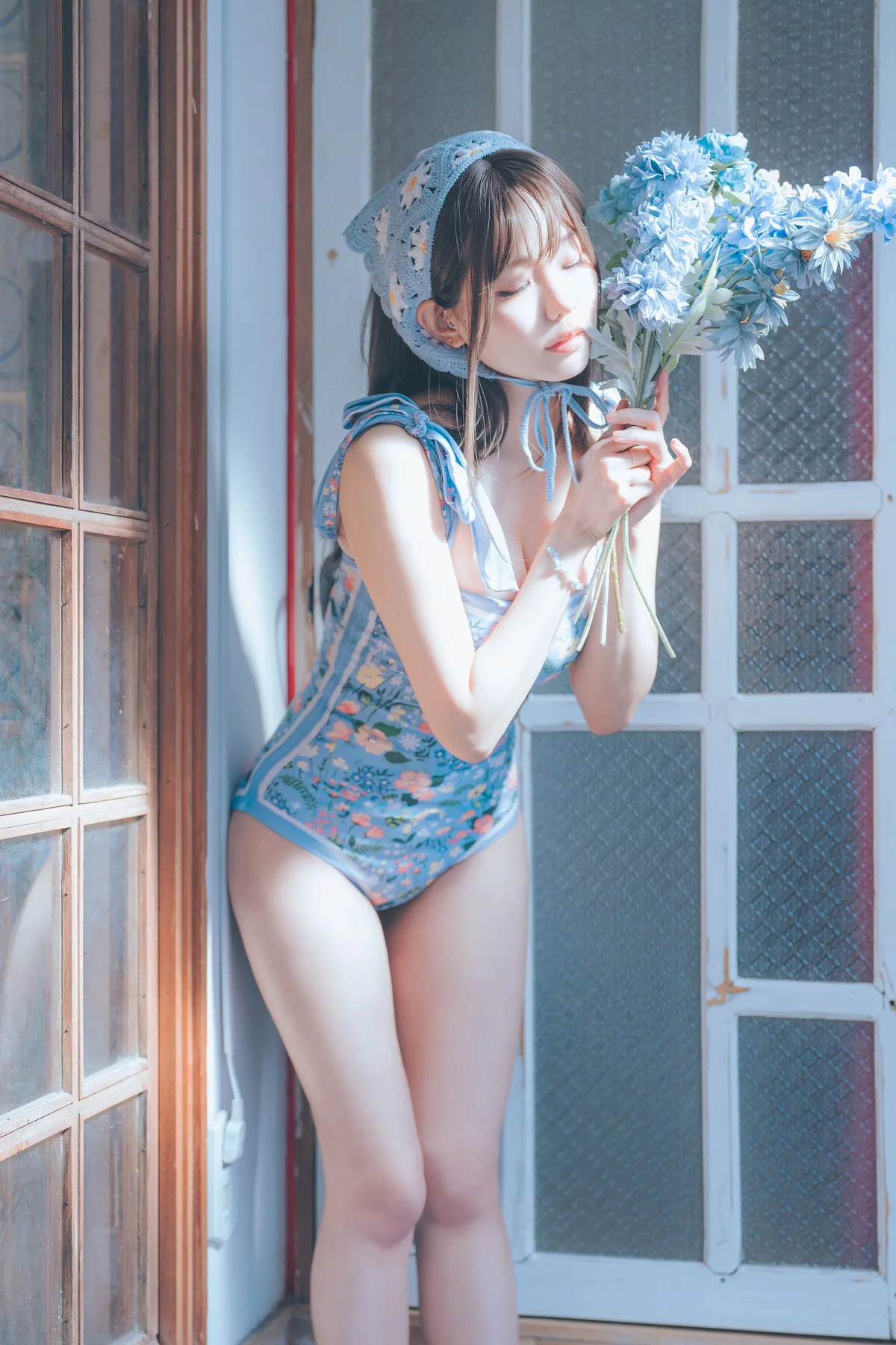Coser妹子Ely_eee复古水蓝花主题泳池性感蓝色连体泳衣秀完美身材靓丽迷人写真38P