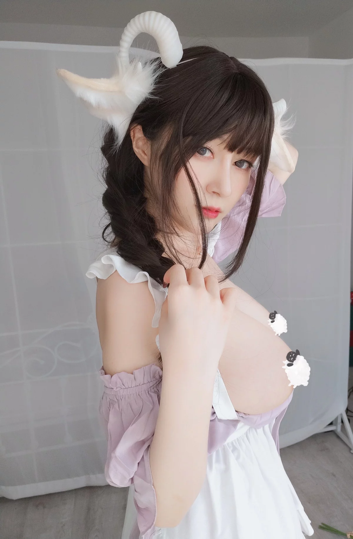 Coser小姐姐白银白丝兔耳女仆主题性感女仆装配白丝吊袜半撩秀翘臀诱惑写真162P