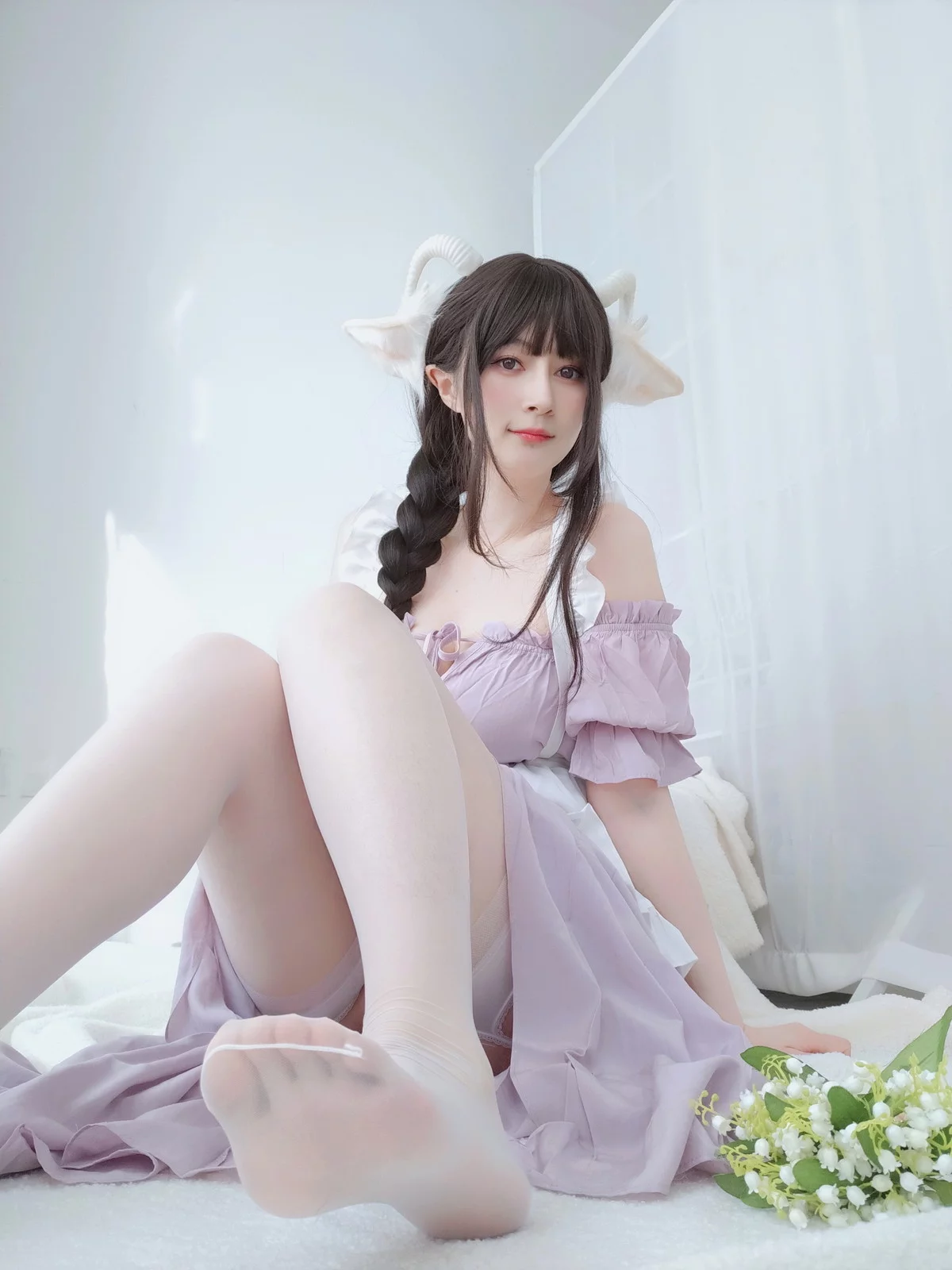 Coser小姐姐白银白丝兔耳女仆主题性感女仆装配白丝吊袜半撩秀翘臀诱惑写真162P