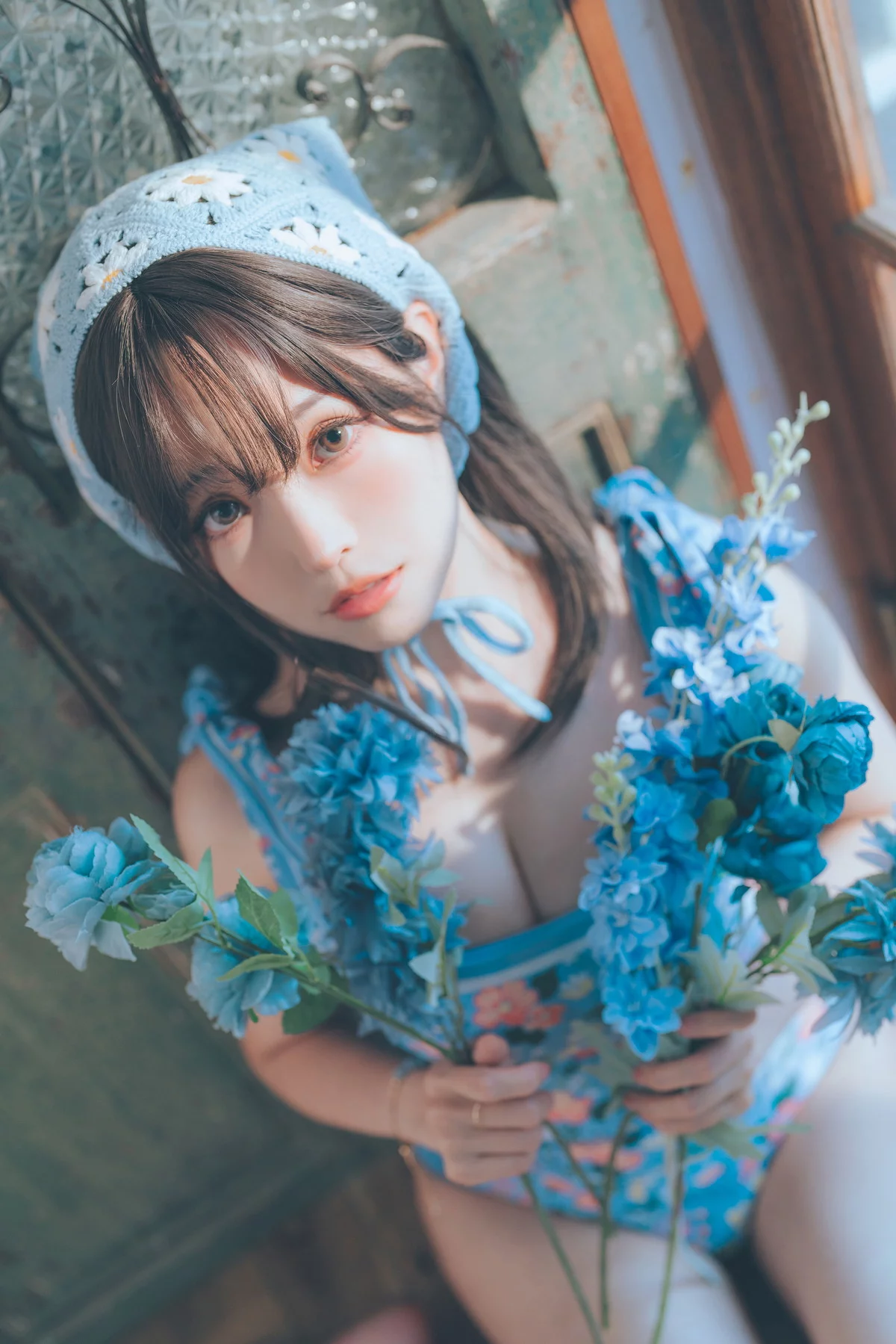 Coser妹子Ely_eee复古水蓝花主题泳池性感蓝色连体泳衣秀完美身材靓丽迷人写真38P