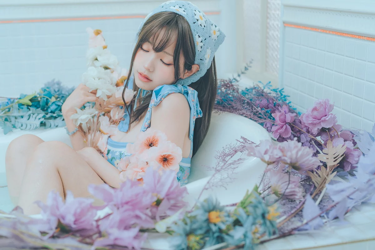 Coser妹子Ely_eee复古水蓝花主题泳池性感蓝色连体泳衣秀完美身材靓丽迷人写真38P